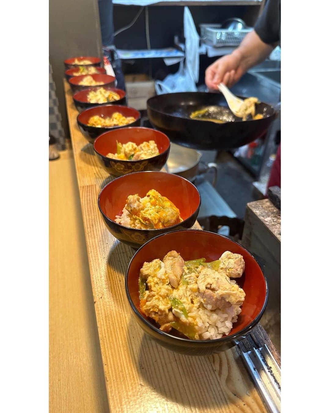 佐々木希さんのインスタグラム写真 - (佐々木希Instagram)「秋田に行ってました⛱️ 美味しかった食べ物記録🥹✨ お付き合いお願いします。笑  1枚目〜4枚目#日本料理たかむら  タカムラさんが体も心も元気になる美味しい鍋を作ってくれて皆んなでワイワイ😋✨ 夏でも鍋いいね🍲✨ ほっこり🍵  5枚目6枚目#鳥好 火入れが素晴らしくてどの焼き鳥も美味しかった✨親子丼も幸せでした✨  7枚目8枚目#和食なり 秋田と言ったらじゅんさい！🥹 締めのとうもろこしと青のりの炊き込みご飯も美味しかったな🍚  #秋田 #グルメ」9月2日 16時22分 - nozomisasaki_official