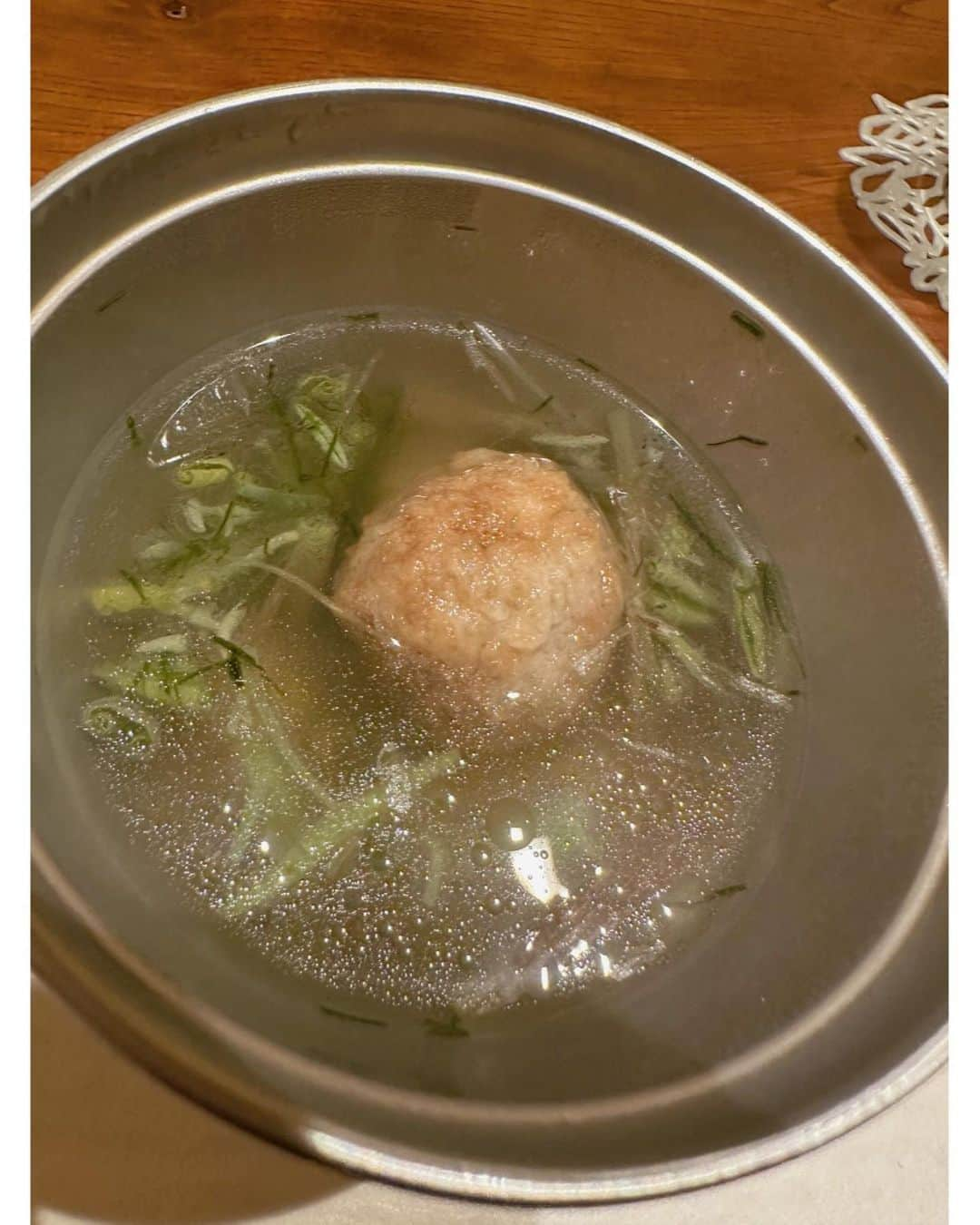 佐々木希さんのインスタグラム写真 - (佐々木希Instagram)「秋田に行ってました⛱️ 美味しかった食べ物記録🥹✨ お付き合いお願いします。笑  1枚目〜4枚目#日本料理たかむら  タカムラさんが体も心も元気になる美味しい鍋を作ってくれて皆んなでワイワイ😋✨ 夏でも鍋いいね🍲✨ ほっこり🍵  5枚目6枚目#鳥好 火入れが素晴らしくてどの焼き鳥も美味しかった✨親子丼も幸せでした✨  7枚目8枚目#和食なり 秋田と言ったらじゅんさい！🥹 締めのとうもろこしと青のりの炊き込みご飯も美味しかったな🍚  #秋田 #グルメ」9月2日 16時22分 - nozomisasaki_official