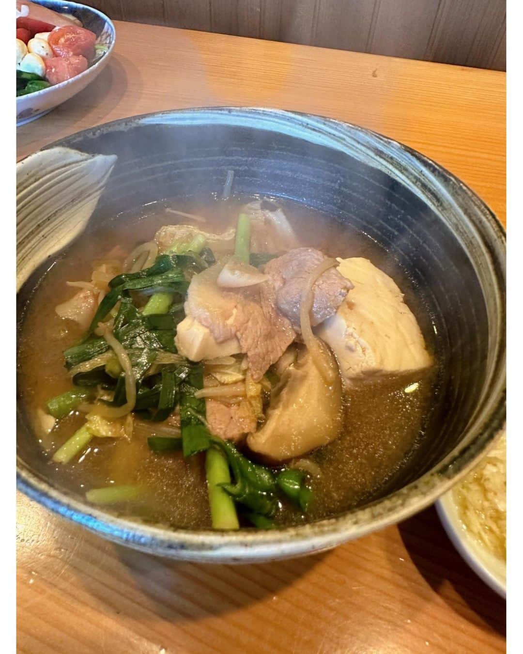 佐々木希さんのインスタグラム写真 - (佐々木希Instagram)「秋田に行ってました⛱️ 美味しかった食べ物記録🥹✨ お付き合いお願いします。笑  1枚目〜4枚目#日本料理たかむら  タカムラさんが体も心も元気になる美味しい鍋を作ってくれて皆んなでワイワイ😋✨ 夏でも鍋いいね🍲✨ ほっこり🍵  5枚目6枚目#鳥好 火入れが素晴らしくてどの焼き鳥も美味しかった✨親子丼も幸せでした✨  7枚目8枚目#和食なり 秋田と言ったらじゅんさい！🥹 締めのとうもろこしと青のりの炊き込みご飯も美味しかったな🍚  #秋田 #グルメ」9月2日 16時22分 - nozomisasaki_official