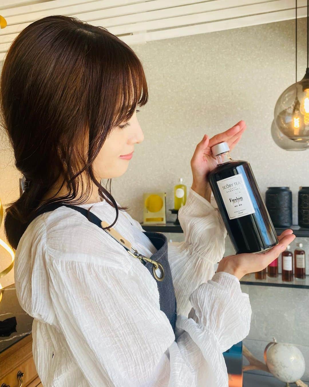 陸守絵麻のインスタグラム：「国産無農薬麻炭× 青パパイヤ酵素 和紅茶＋煎茶でつくる　クレンズkombucha  古来から強い力を持つと親しまれてきた麻は、神様が宿す神聖なものとしても扱われ、神社のしめ縄や神事に使われています。  ヘンプやリネンといった繊維が有名ですが、食品としてもミネラルが豊富に含まれると同時に、良質なたんぱく質をとることができると言われ、注目を集めている食材です。  麻炭は、麻の茎の皮を剥いだ麻殻（おがら）と呼ばれるものを焼いてつくられ、その炭を微粉化したものが*麻炭パウダー*です。 近年、活性炭の優秀な健康パワーが注目され、様々な分野で活用されていますが、麻炭は備長炭の4倍、竹炭の1.6倍以上の※多孔質性を持ち、医学界でも注目されています。 （※多孔質性：細かい穴（孔）の空いた構造になっている性質。吸着能力と関係します。）  青パパイヤ酵素(バイオノーマライザー)は酵素の王様と呼ばれる青パパイヤの実を丸ごと使った「発酵食品」です。 パパイヤ発酵食品・バイオ・ノーマライザーの原料となる青パパイヤには、赤ワインの約7.5倍ものポリフェノールが含まれ、その他にβ-クリプトキサンチン、イソチオシアネート、カルパインといった成分が豊富です。  自然との調和を体内で体感するフレーバー【Fusion】　  ファスティングにも使え、ボディメイク時の栄養補給も期待できる！と身体にとって嬉しい注目の成分です▲▲▲  #麻炭  #ファスティング  #断食  #デトックス  #無農薬  #自然療法  #自然農法  #バイオダイナミック農法  #自然の恵み  #日本の文化 @scobycha_tea」
