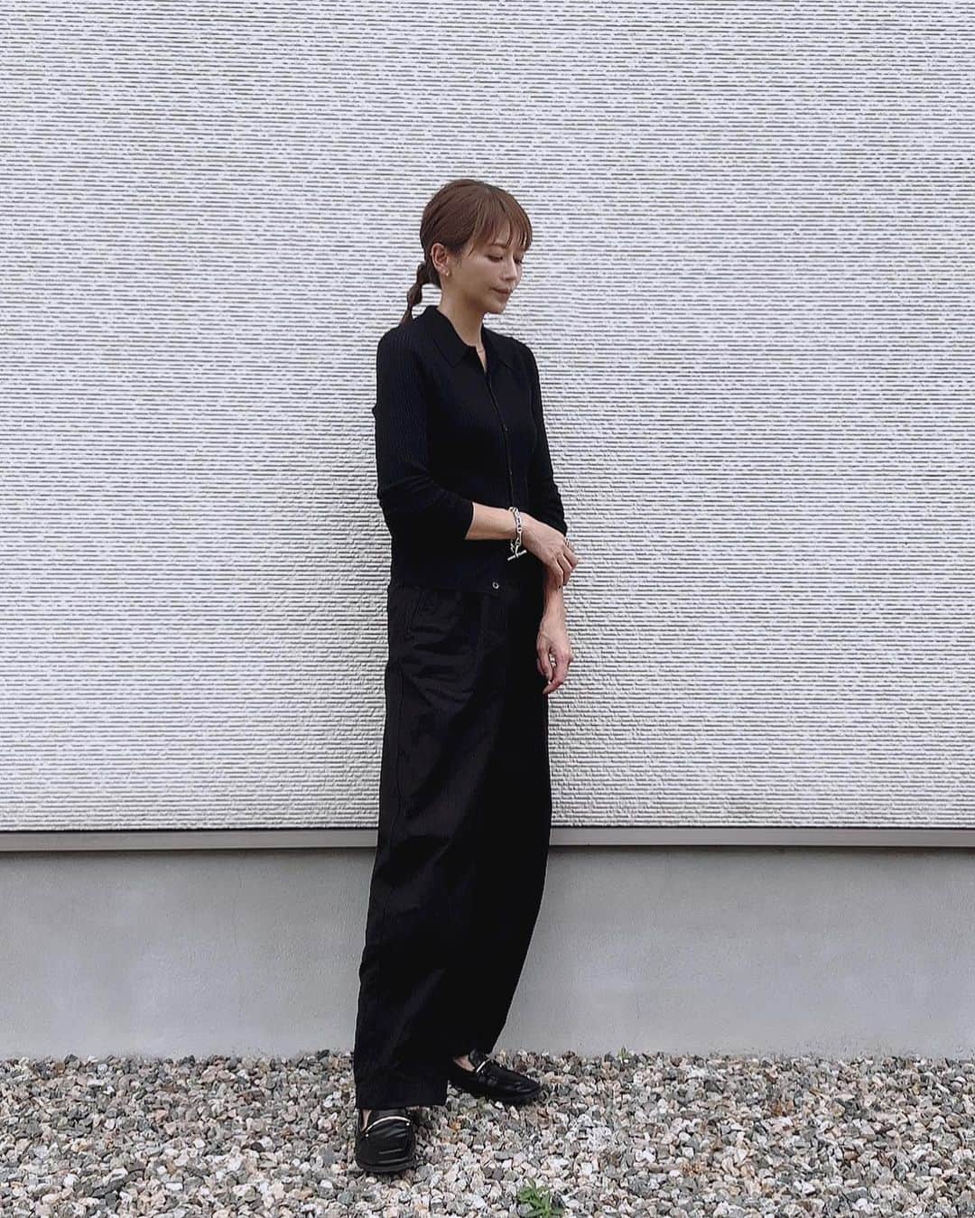 山本明果のインスタグラム：「⠀ ⠀ ⠀ ⠀ 🌰🍂🥮 ⠀ ⠀ tops /  #エクストラファインメリノリブポロカーディガン pants / #デニムタックワイドパンツ ⠀ ⠀ どちらも先日のLifeWear Exhibition 2023FALL & WINTERの時に購入したもの。 ⠀ ⠀ ピタッとしたトップスにワイドなシルエットのパンツでワントーンコーデにしました。 ⠀ ⠀ どちらのアイテムもそれぞれ使いやすそうでとにかく形が綺麗です。 ⠀ ⠀ パンツは丈が欲しかったので、サイズアップして少し落として履いています。 ⠀ ⠀ #uniqlo2023FW @uniqlo_jp」