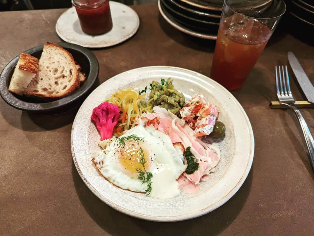 GLOWのインスタグラム：「. 撮影時のケータリングでいつもお世話になっているマルサラ飲食店 @marsala_inshokuten が新しく始めたモーニング＆アペロのお店「titoten（チトテン、地と天）」。  実はマルサラ飲食店の前のお店の時代から通っている身としては、行かないわけにはいかず、先日モーニングをいただいてきました。  マルサラ飲食店からの流れ“今まで食べたことない感じだけど美味しい”というのがtitotenにも受け継がれており、写真には写ってないけど「茄子のジャム」とかもまさかの美味しさ。 料理以外のコーヒーやパンもこだわりがビンビンに。  夜勤明けのお客さんもいらしてました。 日中働いている人々が仕事終わりに美味しいものを食べに行くように、夜勤の方々にとってこういう美味しいモーニングのお店って宝だよねえと思いました。  ちなみにテーブルに文庫本が置いてあるのですが、前のお客さんの忘れ物とかではありません。 メニューが挟まれているのです笑 こういうところも好き。  #titoten #チトテン #地と天 #三軒茶屋 #モーニング」