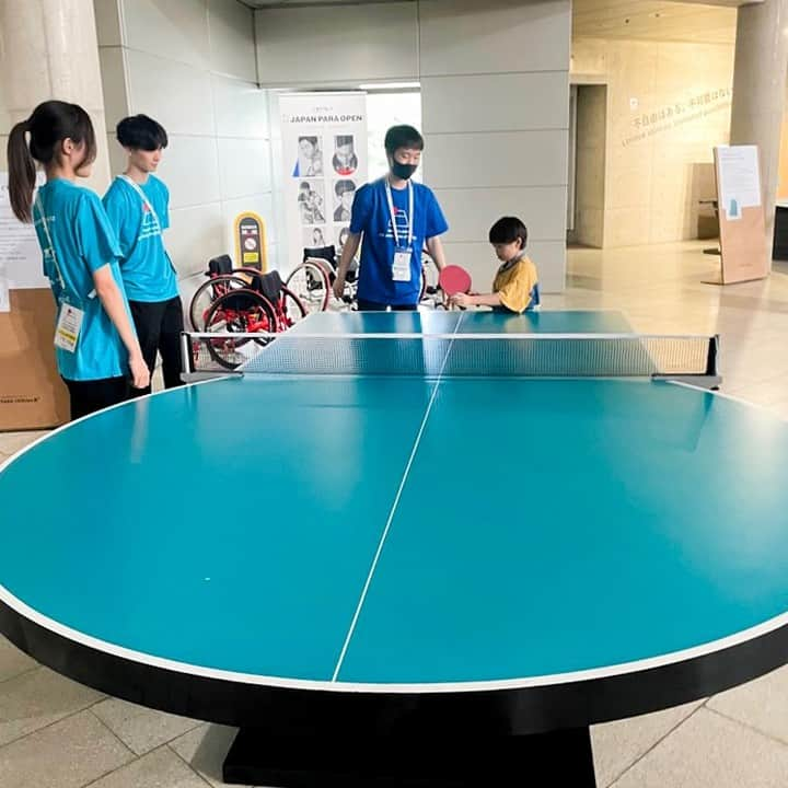 龍円愛梨さんのインスタグラム写真 - (龍円愛梨Instagram)「【パラ卓球】 ITTF JAPAN PARA OPEN 2023🏓 千駄ヶ谷の東京体育館でパラ卓球の国際試合が開催中！パリ2024パラ出場のためのポイント獲得対象大会ということで、有力選手も多く出場しています⭐️ 客席の上では色々な展示や体験ができるようになっていました。 古墳みたいな形の卓球台は「#パラ卓球台」というもので、パラ選手たちがそれぞれ体感している卓球台の形を再現したものの一つです。これは八木選手モデルで、生まれつき手が短いことから手を伸ばすことができないため、ほとんどが届かないエリアになっているそうです。 https://jptta.or.jp/para-pingpong-table/ スポーツ用の車椅子も体験できて、ニコは気に入ってしまって館内をこれで散歩していました！ ミッフィーの仲間の #車椅子のロッテ やたれ耳のダーンらの「#ディックブルーナバリアフリープロジェクト」も出展中です。療育手帳入れ等を手にとって見ることができます。 水戸川さん、誘ってくれてありがとうございました🧡 https://www.felissimo.co.jp/ccp/project_ccp/project02_ccp 9月2日（土曜日)まで開催です！」9月2日 16時26分 - airi_ryuen