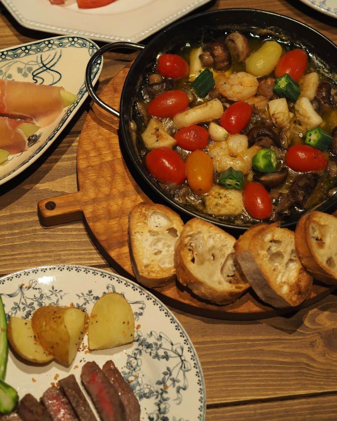 オトヨメのインスタグラム：「いつかの晩酌シリーズが溜まってて… この日は何かお祝い⁈ みたいな食卓になりましたが 特に何もなかったです。　笑 少しでものみたいなぁ〜って思ってもらえるように 日々、晩酌シリーズupしてます。 拙い料理ですが お酒はピカイチです！ そこは胸張って言えます！笑  今晩は友達とリフレッシュ❤︎さ」