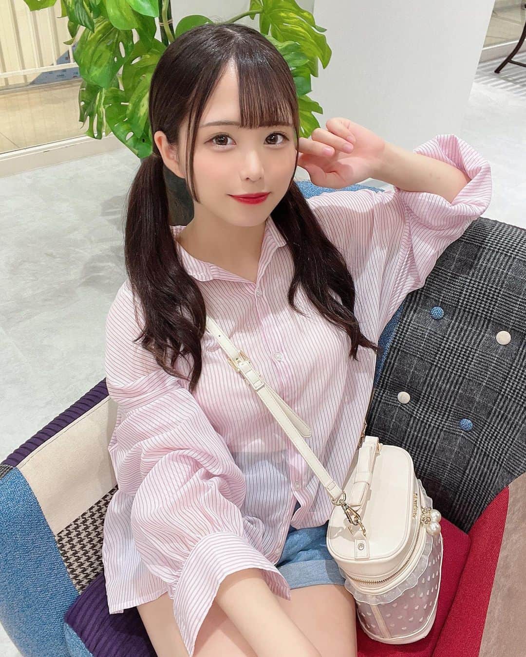 のインスタグラム：「生意気ロリキッズ👧🏻🍭  ． ．  #gravure #gravureidol #偶像 #グラビア #グラドル #インスタグラビア  #巨乳 #童顔 #ロリ #グラビアアイドル  #アイドル #コスプレイヤー#コスプレ #可愛い #可愛い女の子 #かわいい #王道  #japaneseidol #sexydress  #sexystyle #japanesegirl  #asianbabygirl #asianbeauty #asiangirls  #パンツコーデ #デニム #デニムコーデ #映えスポット #シャツコーデ」