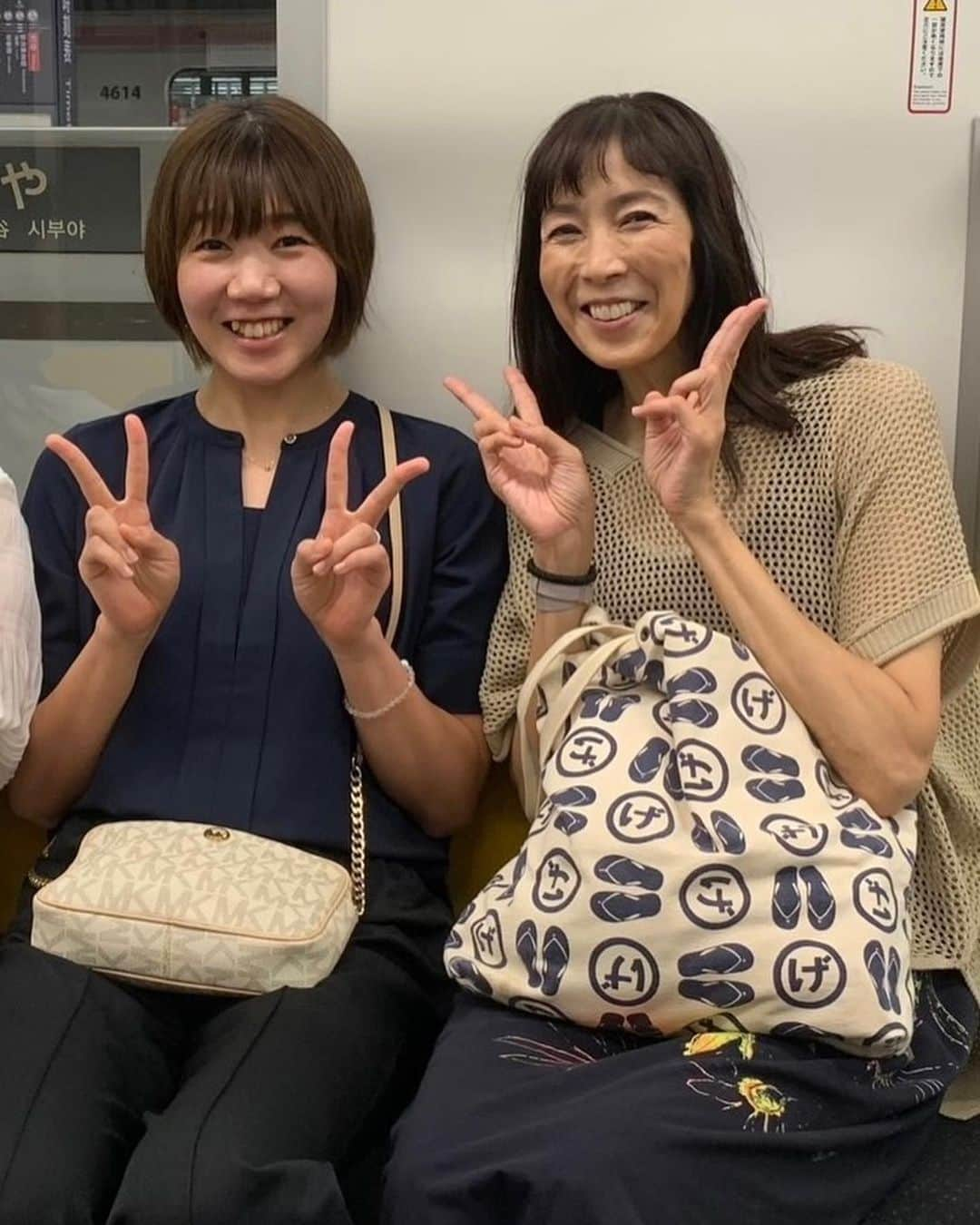 大林素子さんのインスタグラム写真 - (大林素子Instagram)「電車でバッタリ 大竹ファミリーと❤️ 里歩のパパ、秀之さんは 同期であり、バルセロナ五輪仲間、だから、子供の頃から 見守ってきました、親戚の おばちゃんなの❤️ 久光スプリングスのキャプテンとして、今年も頑張ってくれそうですっ楽しみだ！ いつのまにか、親子トークから 大人トークが出来る様になり なんだか、成長が眩しく 感慨深いなぁ」9月2日 16時39分 - m.oobayashi