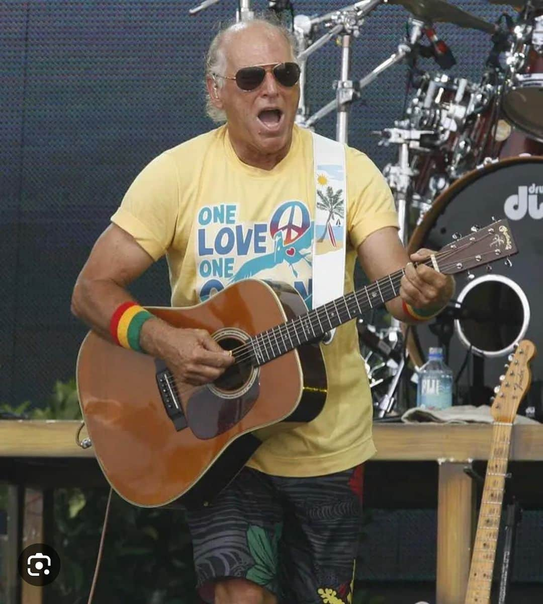 マイケル・フランティのインスタグラム：「Jimmy Buffett. 💔 Thanks for your songs and showing us all how to love music and each forever. @jimmybuffett」