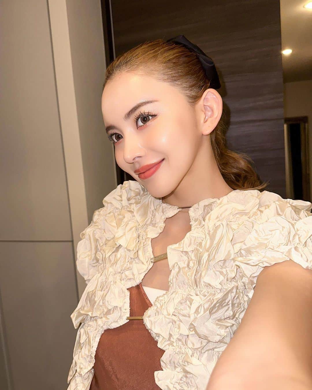 のインスタグラム：「🤳最近のメイク🌻  そして顔面で必須なのが リップのアートメイク💋✨  先日５回目？くらいの リタッチしてきました♡ (すっぴん力を上げる為に必死ですw)  担当してくださっているのは、 @lor.clinic_omotesando の @lor_sumiyan さん🧚🏻‍♀️🏥 初めてリップのアートメイクした時から 長年ずっとお世話になっています☺️🙏 そして技術がピカイチ。 うますぎます😂💓  リタッチする度に好きな色味になって 今のカラーが1番お気に入り🎀 写真は、透明の保湿リップのみです♡  楽すぎて一生続けたい施術です🥹笑  だいぶ定着しているので もうしばらくはリタッチ必要なさそう💗  天才 @lor_sumiyan さん、いつも ありがとうございます😍♡  #LorClinicOmotesandoNews#LorClinicOmotesando#アートメイク#リップアートメイク#アートメイク眉#眉アート」