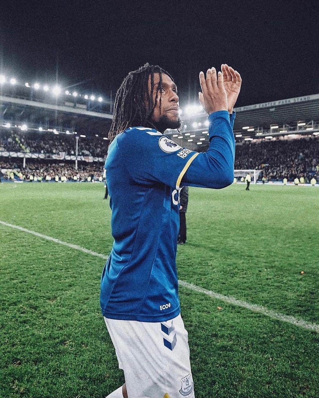 アレックス・イオビのインスタグラム：「@everton」