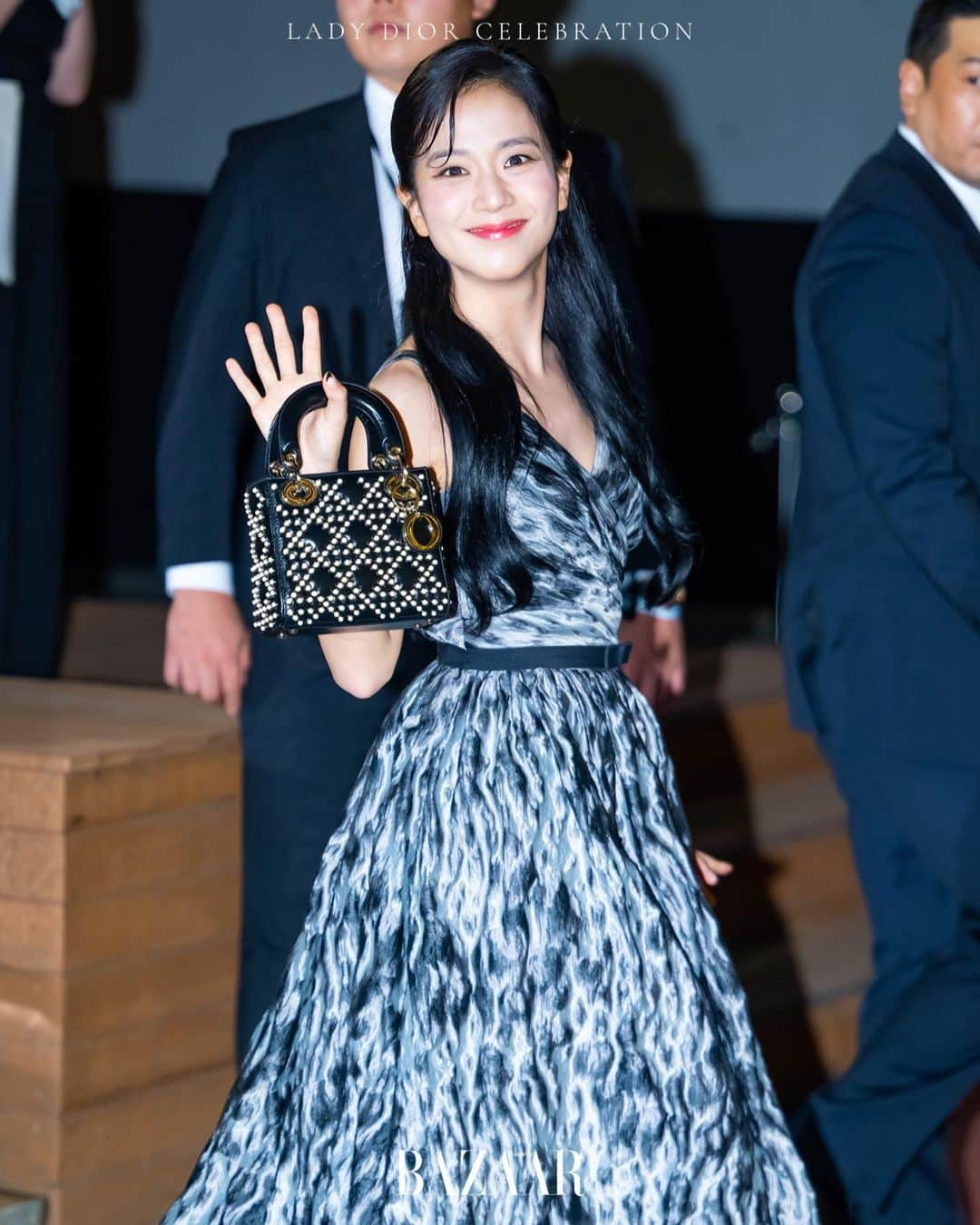 Harper's BAZAAR Japanさんのインスタグラム写真 - (Harper's BAZAAR JapanInstagram)「ディオール聖水で行われた“Lady Dior Celebration”のイベントに豪華K-POPスターが大集合✨  ディオールのアンバサダーを務めるBTSジミン、BLACKPINKジス、NewJeasnヘリン、チャ・ウヌをはじめ、俳優チョン・ヘインや女優ハン・ソヒ、TXTまで今をときめく韓国セレブが、“Lady Dior Celebration”展示会イベントのオープニングを彩った。  Photo : Getty Inages  #dior #ディオール #ディオール聖水  #ladydiorcelebration #btsjimin #blackpinkjisoo #hansohee #newjeanshaerin #chaeunwoo #junghaein #ジミン #ヘリン #ジス #ハンソヒ #チャウヌ #チョンヘイン #지민 #블랙핑크 #지수 #차은우 #한소희 #뉴진스」9月2日 16時56分 - harpersbazaarjapan