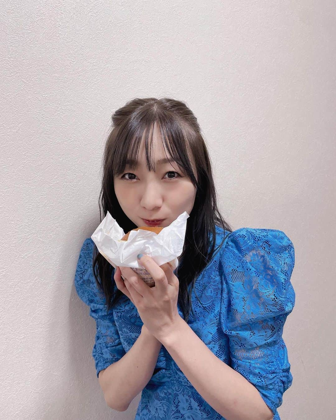 須田亜香里さんのインスタグラム写真 - (須田亜香里Instagram)「❤️💙  9月2日(土) テレビ愛知 18:30〜 #愛知あたりまえ @atarimae_tva  今夜はスタジオの様子がおかしいです🤣おかげでジュニアさんと大久保さんを差し置いて私1人が幻のお肉を試食しています🥩 (放送後はlocipo配信あります)  青のワンピースは今週カンテレで放送された #キメツケ 🟦 ミスドとモスバーガーをスタジオで食べて幸せでした。 （TVerとカンテレドーガで配信中です）  そして今夜はテレビ朝日で 明日はABCテレビで 出演ドラマ #アラクオ @dramal_abctv  が放送です！観てね💍 （TVerとABEMAで配信あります）」9月2日 16時51分 - akarisuda