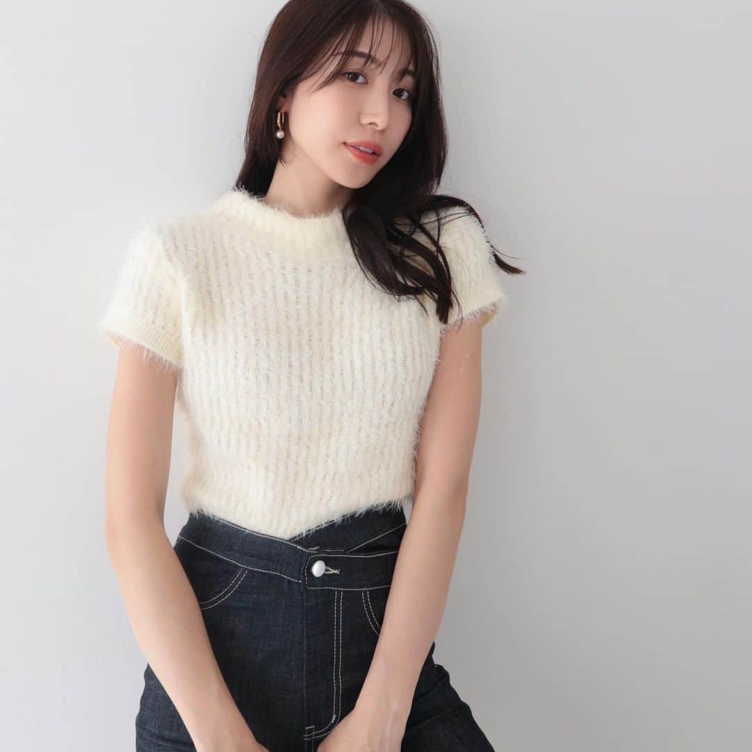 デュラスアンビエントのインスタグラム：「#シャギーショートスリーブニット <White, Ivory, Red, Gray, Black> 【9/13(WED)20:00-】  思わず触れたくなる、愛らしいシャギーニット。  フィット感のある着心地で、毛足の長いシャギーがふんわりとボディラインを包みます。  実りの鮮やかさが冴えレッドを差し色に迎えた、大人可愛い５色展開。  捻りのないシンプルなシルエットで使いやすく、デイリーに旬のお洒落を楽しんでみて。  ＿＿＿＿＿＿＿＿＿＿＿ ✔︎ @ambient_styling #AMBIENT #ambient_official #ambientstyle #アンビエント #23aw #シャギーニット #秋コーデ」