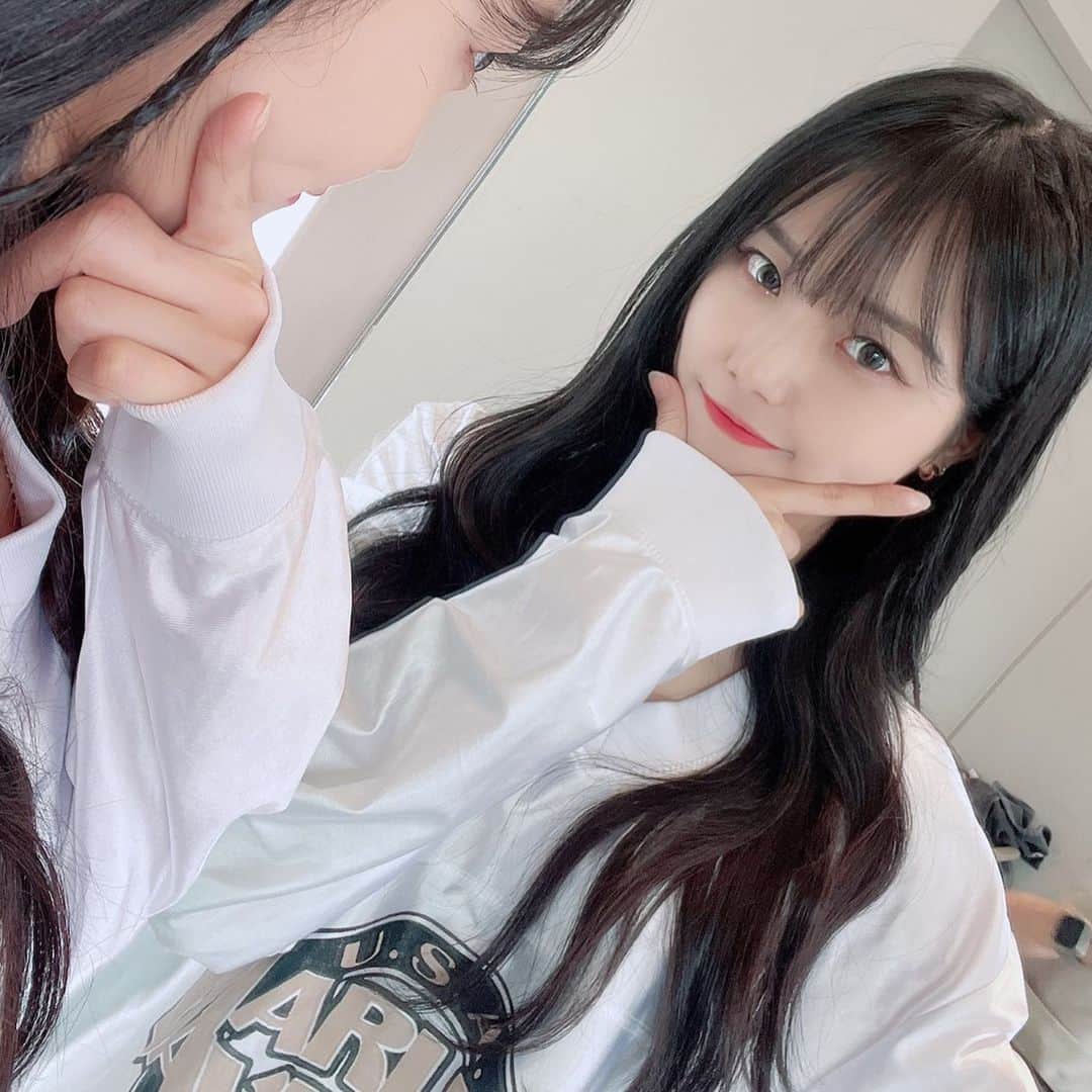 のインスタグラム：「그리웠어 위위🥹❤️ 요즘 사람들이 탈색 왜 안하냐고 자주 물어보시는데 안 하는게 아니라 못..🥲 #위위아뜰리에 #기우쌤 #우리둘다 #동안 #ㅇㅈ #ㅇㄱㄹㅇ」