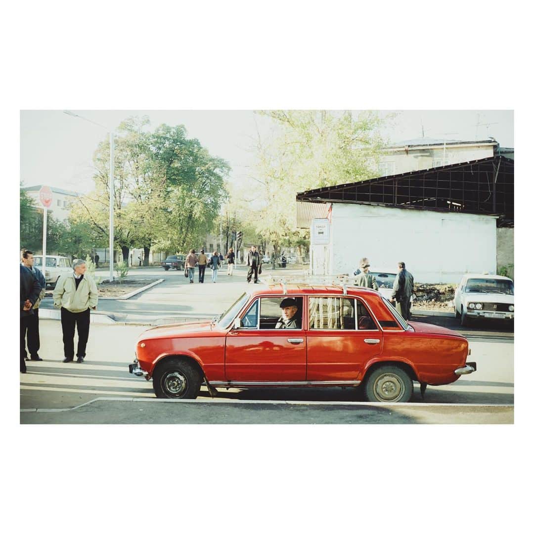 高橋ヨーコさんのインスタグラム写真 - (高橋ヨーコInstagram)「赤い車にのっているのをやめられない理由はどこにおいてもなんだかフォトジェニックだから。 ホントは違う色に塗装したいんだけど🙄…(ごめんよブーコ)  #wanderingmywaythroughineurope」9月2日 16時59分 - yoko1970