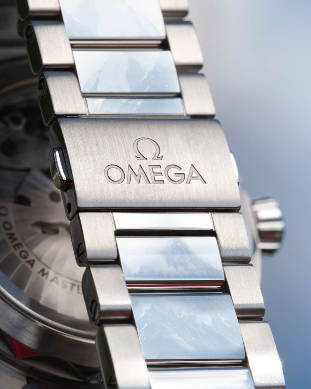 オメガのインスタグラム：「A close-up of the Aqua Terra bracelet in the mountains. A beautiful view on a different scale.   #OMEGA #OMEGAGolf​」