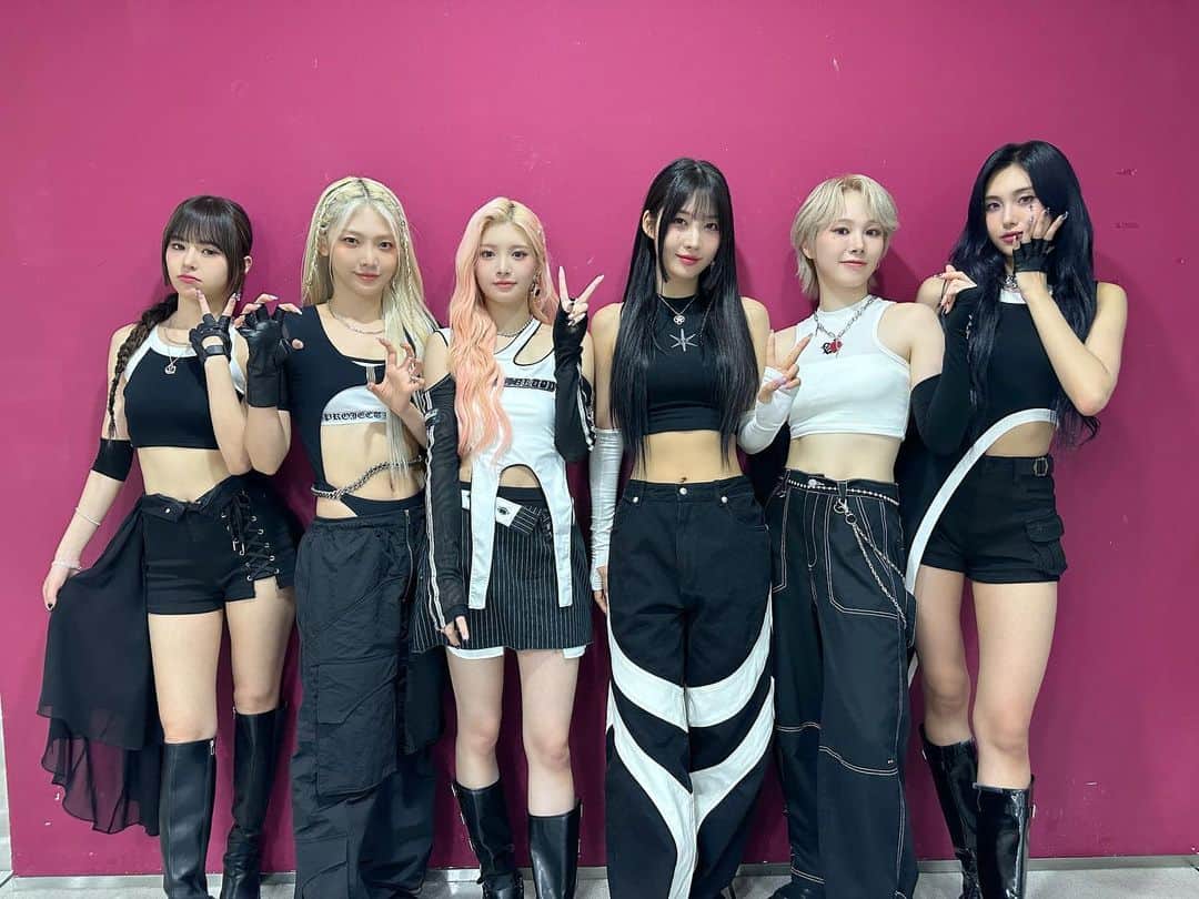 EVERGLOWのインスタグラム：「[📸EVERGLOW]  23.09.02 #쇼음악중심  제 직업은 말이죠.. 아.. 왜 이렇게 떨리지? 엡사맥과 관련된 일을 하고 있어요. 저는 에버글로우 프로텍터입니다. 엡글을 사랑하고 응원하는 게 주업무라고 보시면 될 것 같아요.  평소에는 포에버라는 이름으로 불린다고 해요🥹🫶🏻  오늘도 엡깅이들의 축복이 끝이 없네..✨  Slay Slay We born to break the rules 🖤  #EVERGLOW #에버글로우 #ALL_MY_GIRLS #SLAY #이유 #시현 #미아 #온다 #아샤 #이런」