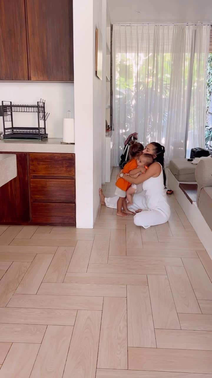 Jennifer Bachdimのインスタグラム：「This totally happens in our house too 😅 #toddlerlife #tantrum #teamBachdim」