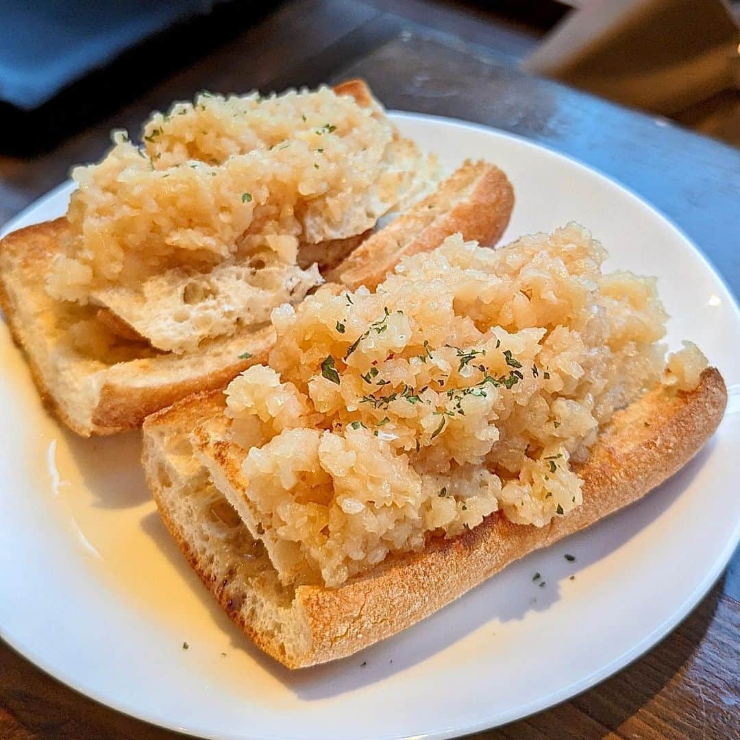 大見さなえのインスタグラム：「ニンニク料理専門店🤤🧄 神泉『ガーリック×ガーリック』 ⁡ 日本一とよばれる青森 田子町産のニンニクを 浴びるように摂取できるお店！ ⁡ 【ガーリック×ガーリックトースト】 トーストの上に盛り盛りのにんにく！！ パンと一緒に食べたり、上だけつまんだり クリームチーズのにんにく醤油漬けと合わせたり いろんな楽しみ方ができる🙆‍♀️ ⁡ これは丸揚げのにんにく食べるより 1番にんにく感強め🧄 ⁡ どのお料理もしっかりにんにく使われてて にんにく好きにはたまらない🤤 まだ暑い日が続く夏バテ防止にも✨ ーーーーーーーーーーーーーーーーーーーーー 注文メニュー📝 •お通し マッシュルーム •青森県田子町産 にんにく丸揚げ •ガーリック×ガーリックトースト •クリームチーズのにんにく醤油漬け •海老とベーコンのアヒージョ •超ペペロンチーノ ーーーーーーーーーーーーーーーーーーーーー エリア　神泉 予算　4,000円〜4,999円 オススメ　ガーリック×ガーリックトースト ーーーーーーーーーーーーーーーーーーーーー #ガーリックガーリック #garlicgarlic #神泉グルメ #渋谷グルメ #にんにく専門店 #ニンニク専門店 #ニンニク料理 #にんにく料理 #めぐログ_神泉 #めぐログ_イタリアン #にんにく #大蒜」