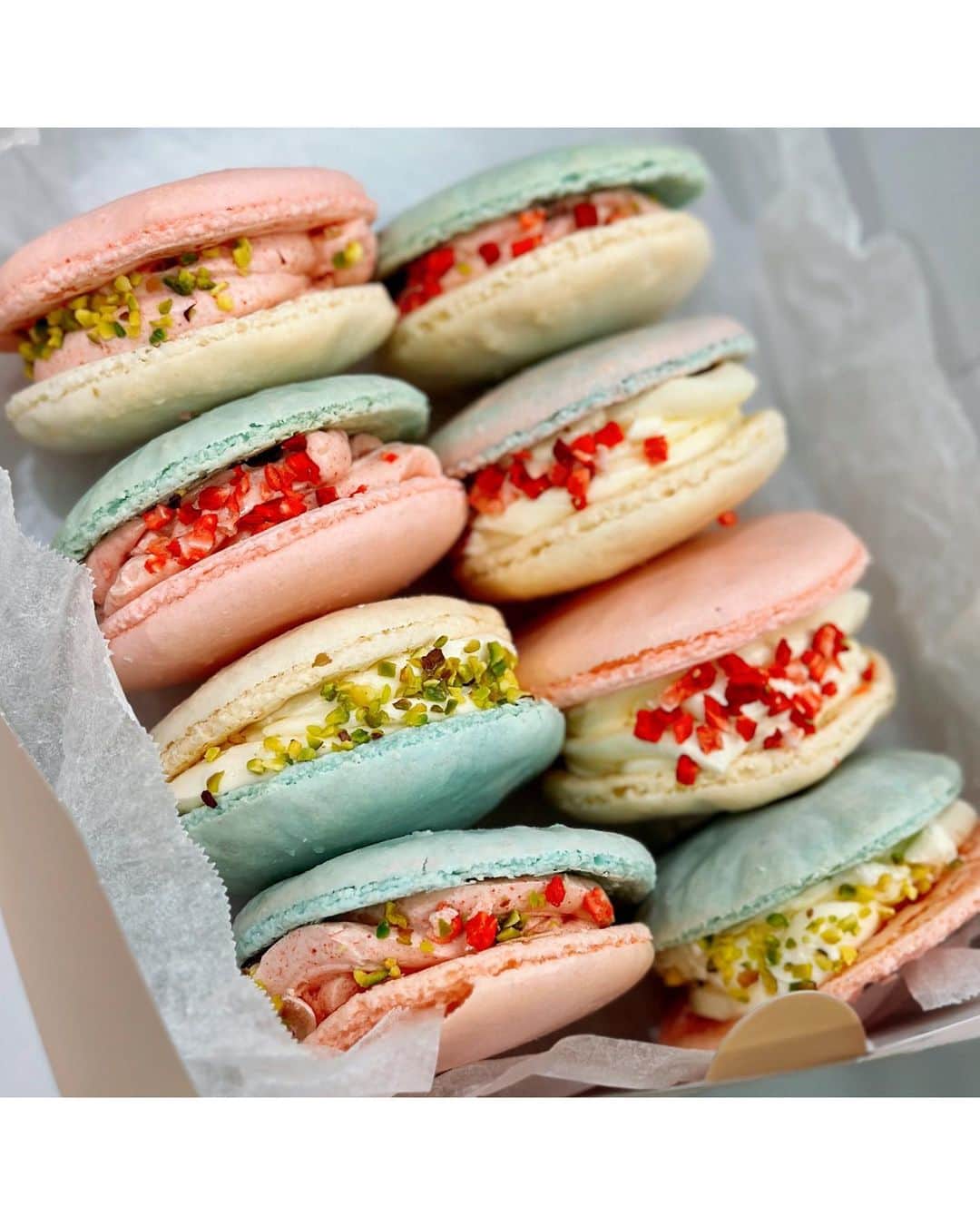 神戸麻衣のインスタグラム：「2種のトゥンカロン🍭 バニラバタークリーム&ベリーバタークリーム🍓  生地は3色でいろいろ組み合わせてカラフルに✨  マカロン生地は初めて作ったけど、もうちょっと膨らむのかな🤔  #お菓子作り #ケーキ作り #トゥンカロン #マカロン #手作り #手作りお菓子」