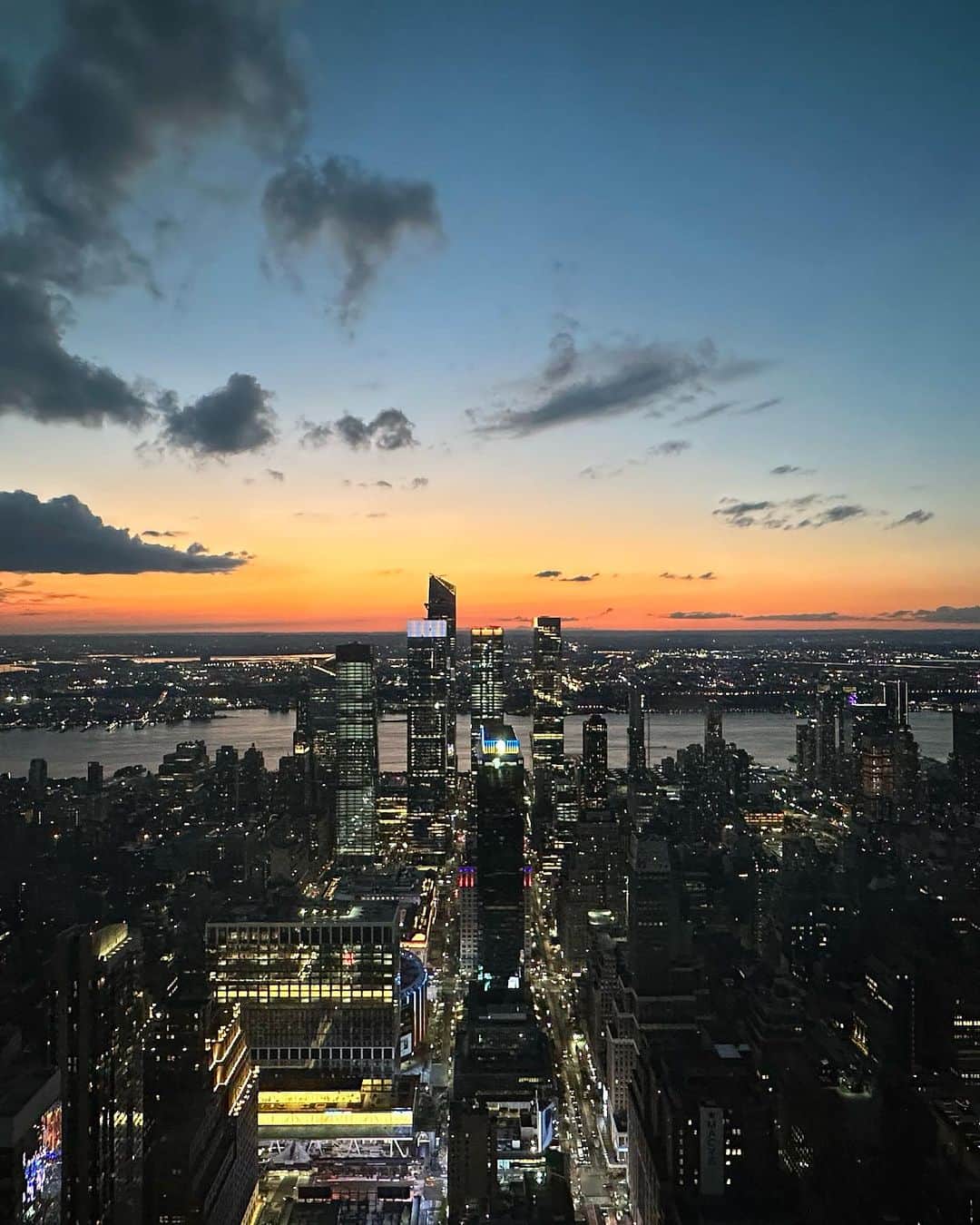 吉田美紀さんのインスタグラム写真 - (吉田美紀Instagram)「・ ・ 娘とニューヨークで過ごした最後の夜。 早めのディナーをしてサンセットと夜景を見に エンパイアステートビルへ🏙️  102階という超高層ビル。 これまで登った人生で一番高かったビル！ とても美しいオレンジで 今まで見た夕陽で一番綺麗だった✨  娘よ、この地で元気にやるんだよ！ ニューヨークの街よ、娘をよろしくお願いします。 と胸の中で言っていました。  娘にとっても パワーを沢山もらうような景色だったんじゃないかな？🌉  #newyork #newyorkcity #empirestatebuilding #ny #ニューヨーク #夜景 #サンセット #留学 #高校留学」9月2日 17時09分 - miki__yoshida