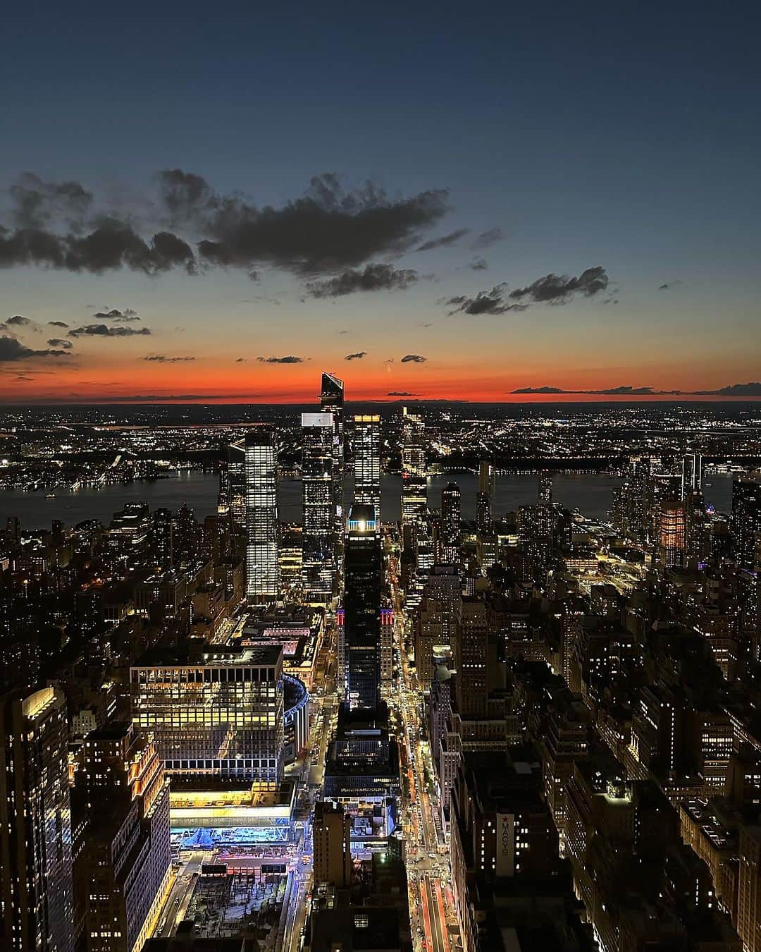 吉田美紀のインスタグラム：「・ ・ 娘とニューヨークで過ごした最後の夜。 早めのディナーをしてサンセットと夜景を見に エンパイアステートビルへ🏙️  102階という超高層ビル。 これまで登った人生で一番高かったビル！ とても美しいオレンジで 今まで見た夕陽で一番綺麗だった✨  娘よ、この地で元気にやるんだよ！ ニューヨークの街よ、娘をよろしくお願いします。 と胸の中で言っていました。  娘にとっても パワーを沢山もらうような景色だったんじゃないかな？🌉  #newyork #newyorkcity #empirestatebuilding #ny #ニューヨーク #夜景 #サンセット #留学 #高校留学」