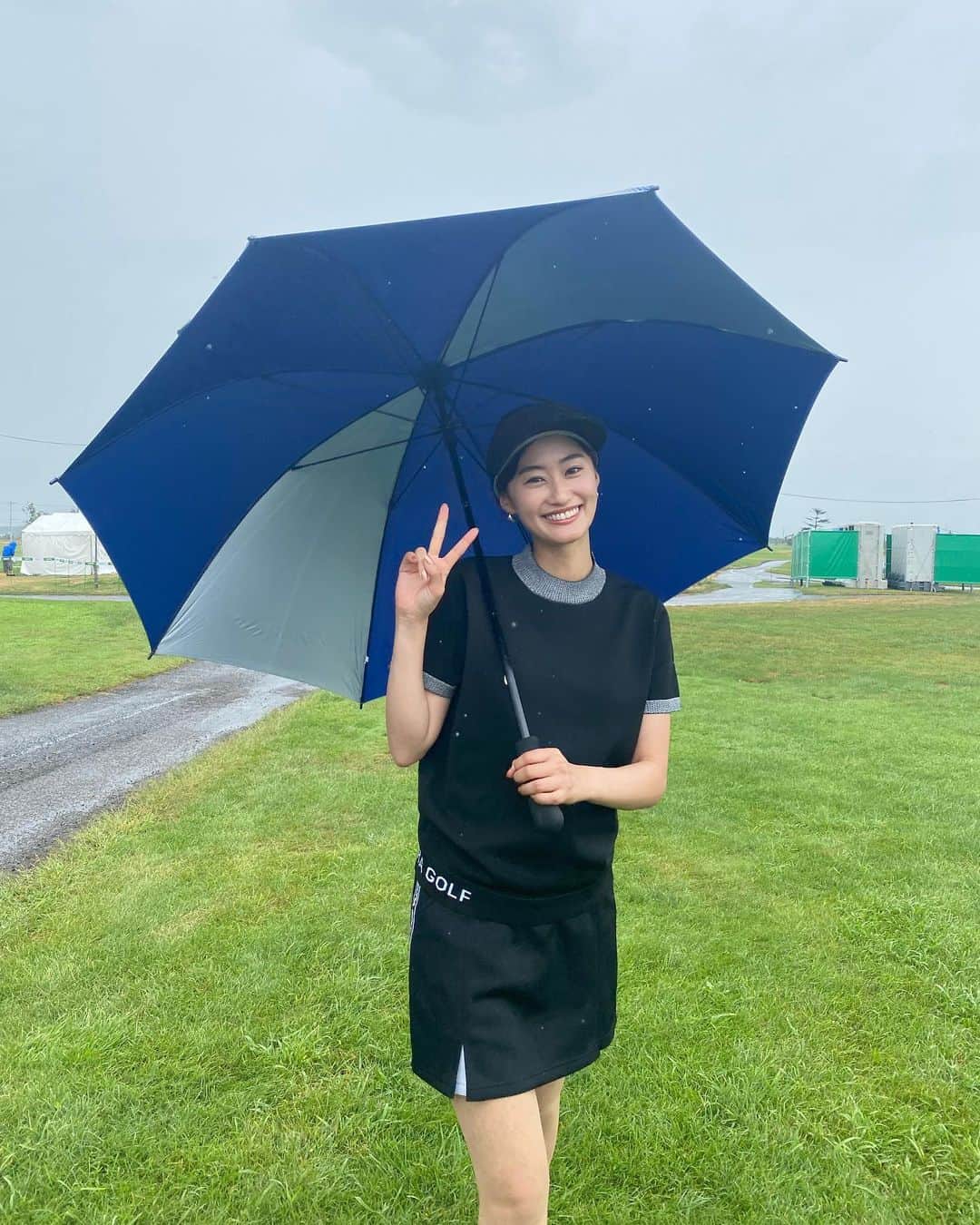 高柳愛実のインスタグラム：「. GOLF5レディストーナメント 初日は大変な雨風でした！ 写真は初日に着用したウェアで、ブラックコーデでも程よく華やかにしてくれる袖と襟のキラキラがとてもお気に入りです。サイドのロゴも可愛い☺︎」