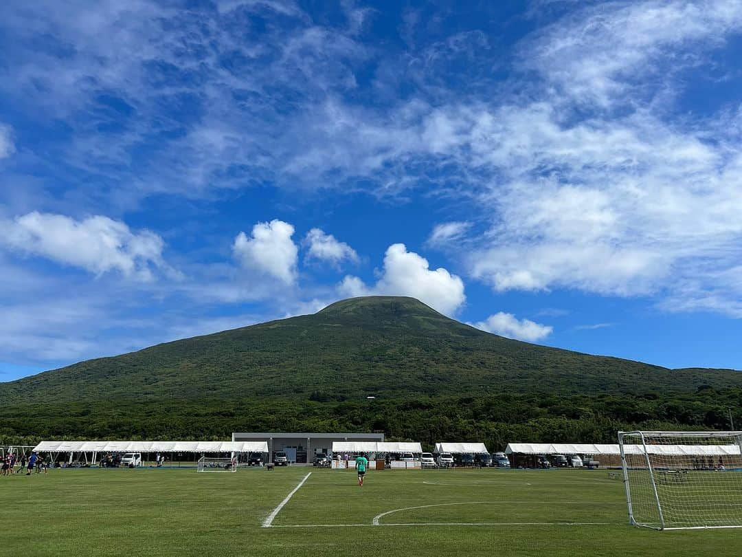 水内猛さんのインスタグラム写真 - (水内猛Instagram)「今年もやってきました❗️八丈島レインボーカップ⚽️三連勝で初日終えました😊今年はO-45で参加😆 #八丈島 #八丈島レインボーカップ #晴天」9月2日 17時12分 - takeshimizuuchi