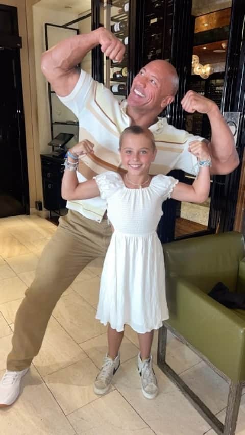ドウェイン・ジョンソンのインスタグラム：「As a proud and grateful GIRL DAD of three beautiful daughters — when you finally meet the beautiful young girl who’s not only your biggest fan, but she’s also battling cancer and fights for her life…   It just has a sobering way of putting everything back into perspective.   Reminds us of all the stuff in life that really matters and all the stuff the don’t.   @luna_perrone is a REAL LIFE HERO and inspires everyone around her - including me.   You stay strong and keep smiling kid…  Glad you enjoyed all your surprises and yes, YOUR FLEX is WAY COOLER than mine 😉😂💪🏾  ~ dj 🩵  (I always say it, because it’s the truth - stuff like this will always be the best part of fame)」