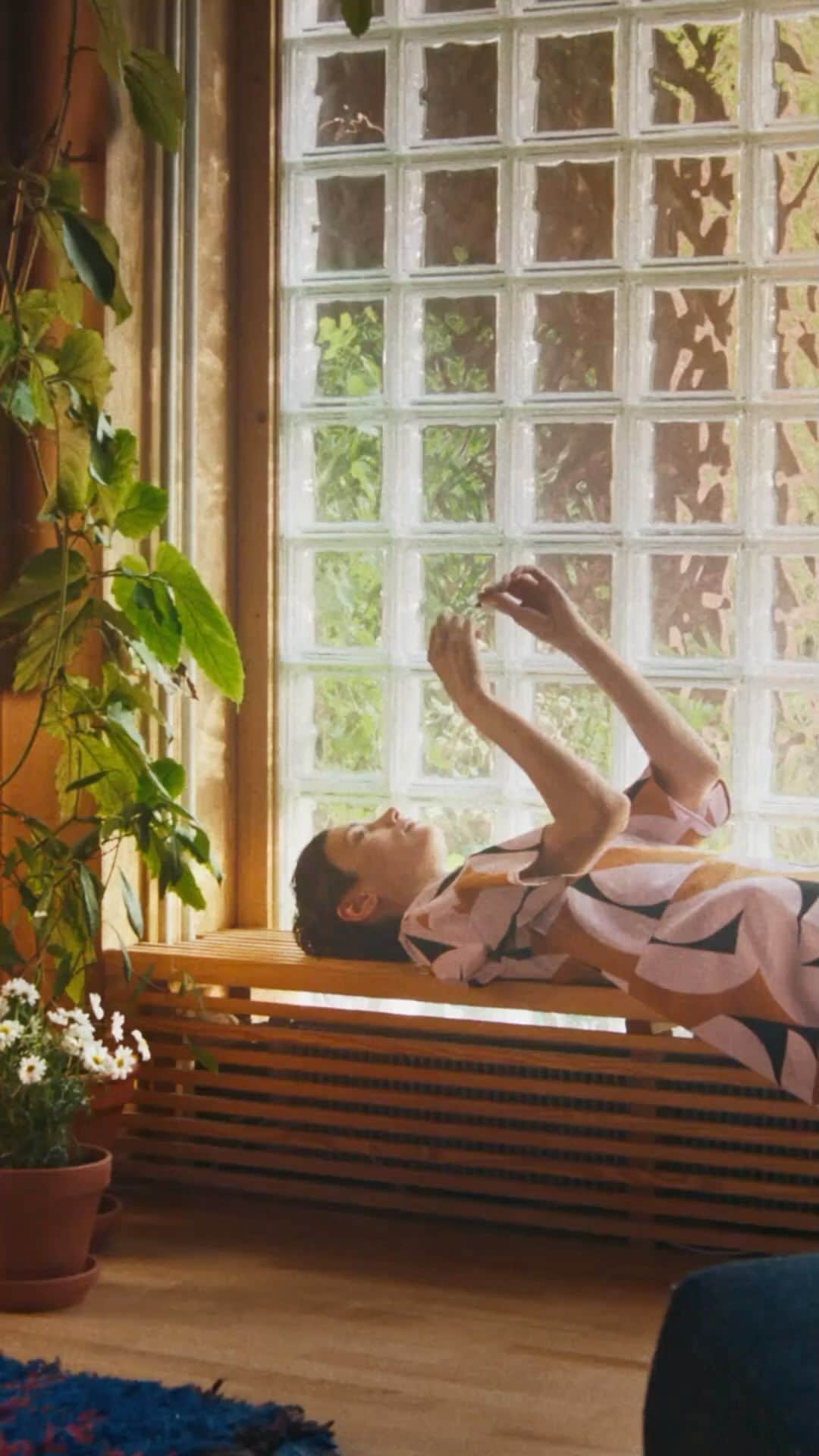 マリメッコのインスタグラム：「👀 Lock eyes with our impending Fall/Winter ’23 collection. ​ ​ Are you ready for tailoring with a twist, deliciously big knits over long skirts, and geometric dresses that flow like a mid-century modern home? ​ ​ Join our community at marimekko.com to get first access. Tap the link in our bio. #marimekko #FW23」