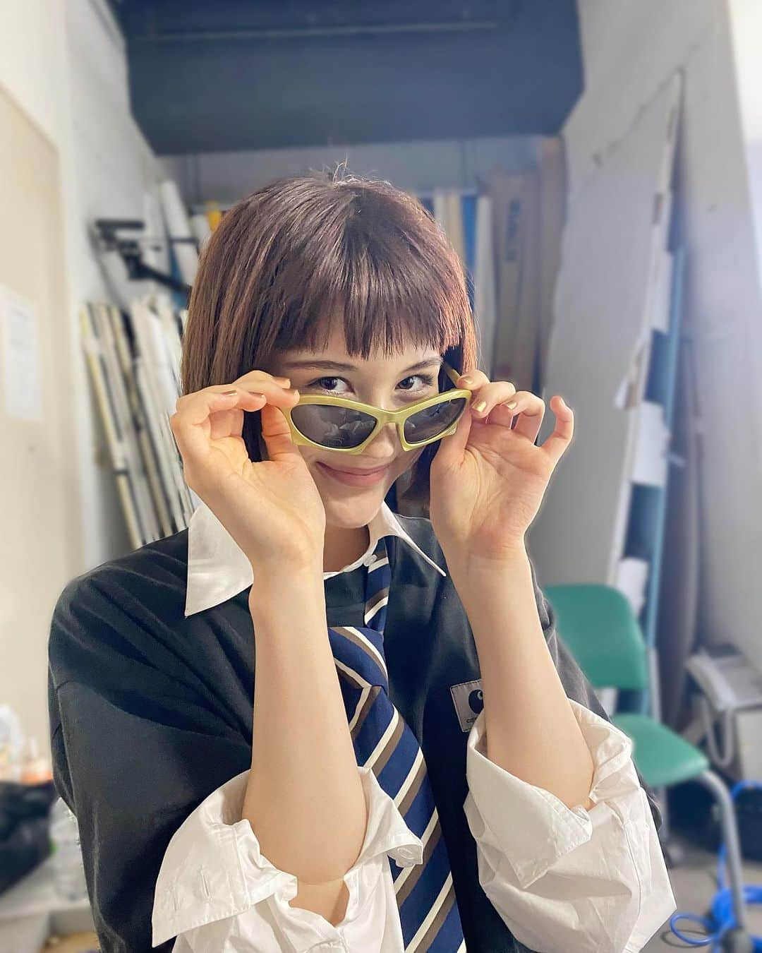 JELLY編集部さんのインスタグラム写真 - (JELLY編集部Instagram)「【JELLYモデル #藤本リリー の撮影現場📷❣️】  最新号「令和ギャル的 夏→秋 スイッチ着回し」 企画撮影中のリリーをハント😎！  ぱっつんショートが似合う子選手権をしたら、 間違いなく日本一。。🤔♡ サングラスに合わせて、表情とポージングもチェンジ！？  季節の変わり目にうれしい着回しテクは、 誌面をチェックしてね📚✌🏻  #jelly#jelly10月号#jellyモデル#リリー#オフショット#撮影現場#撮影の裏側#ショートヘア#ショートヘア女子#ぱっつん前髪#おかっぱ#秋コーデ#モノトーン#着回し#Tシャツコーデ#カーハート#トラッド#メンズ服 #令和ギャル #女っぽストリート」9月2日 17時17分 - jelly_stagram