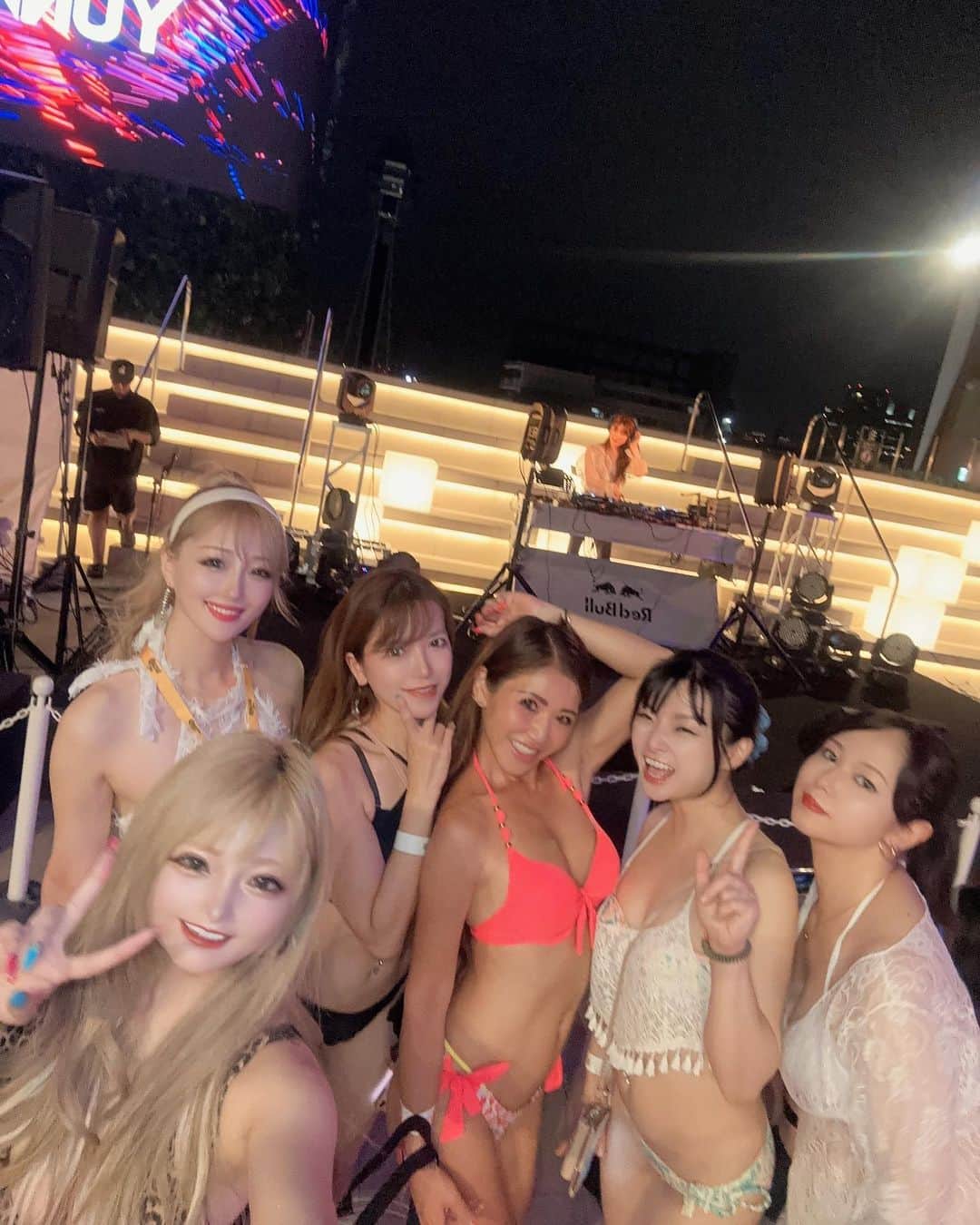 まっぴーさんのインスタグラム写真 - (まっぴーInstagram)「スパプー🏊‍♀️ナイトプール⭐️  スパワ久しぶりに行ったら内装変わってて可愛くなってた🥰✨ スパワ近いしまた行きたいー💖 今回は時間なくて温泉入られへんかったから、次はぜったい温泉もはいるぞ🧖‍♀️♨️  #スパワールド世界の大温泉♨️」9月2日 17時20分 - mapink___