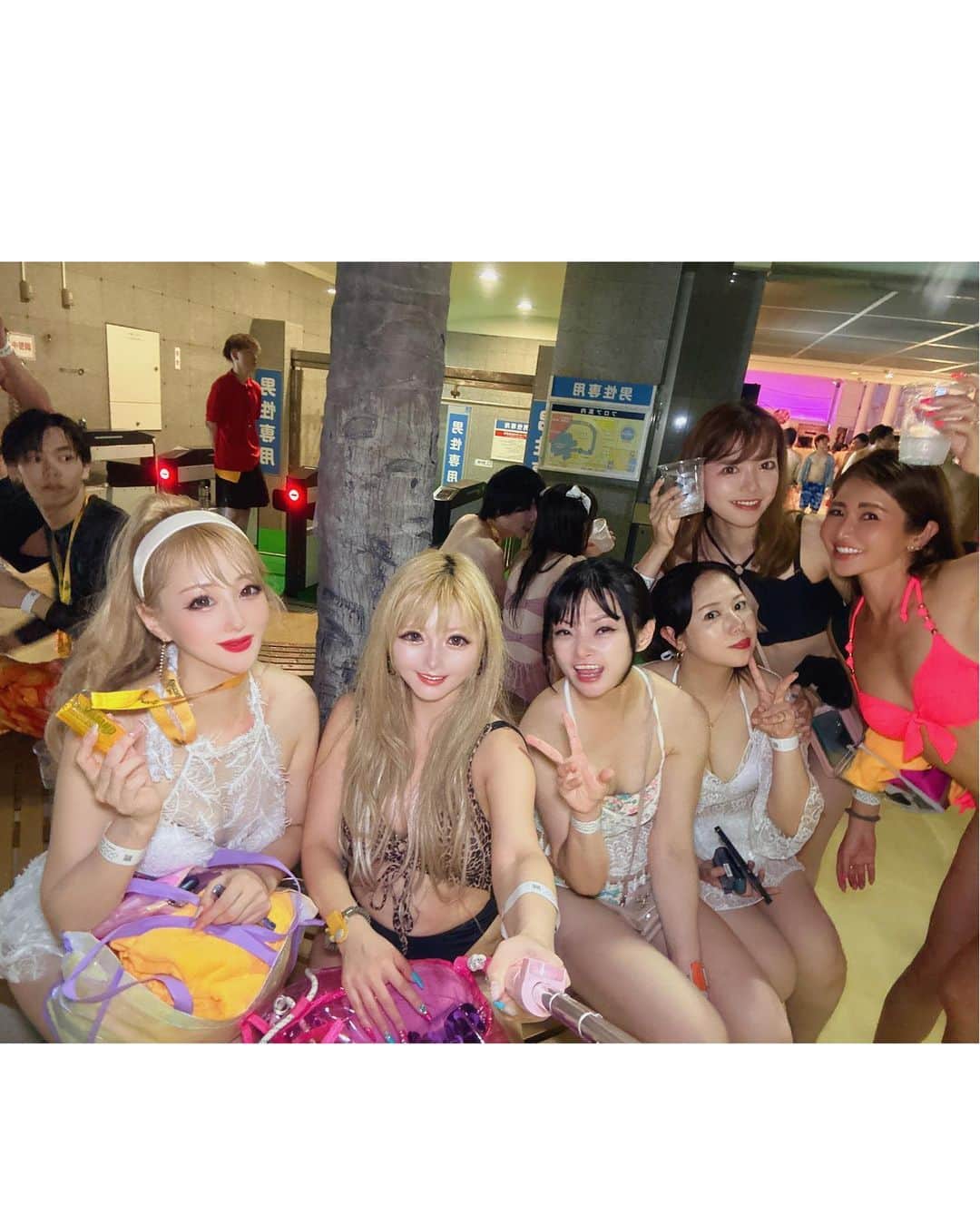 まっぴーさんのインスタグラム写真 - (まっぴーInstagram)「スパプー🏊‍♀️ナイトプール⭐️  スパワ久しぶりに行ったら内装変わってて可愛くなってた🥰✨ スパワ近いしまた行きたいー💖 今回は時間なくて温泉入られへんかったから、次はぜったい温泉もはいるぞ🧖‍♀️♨️  #スパワールド世界の大温泉♨️」9月2日 17時20分 - mapink___