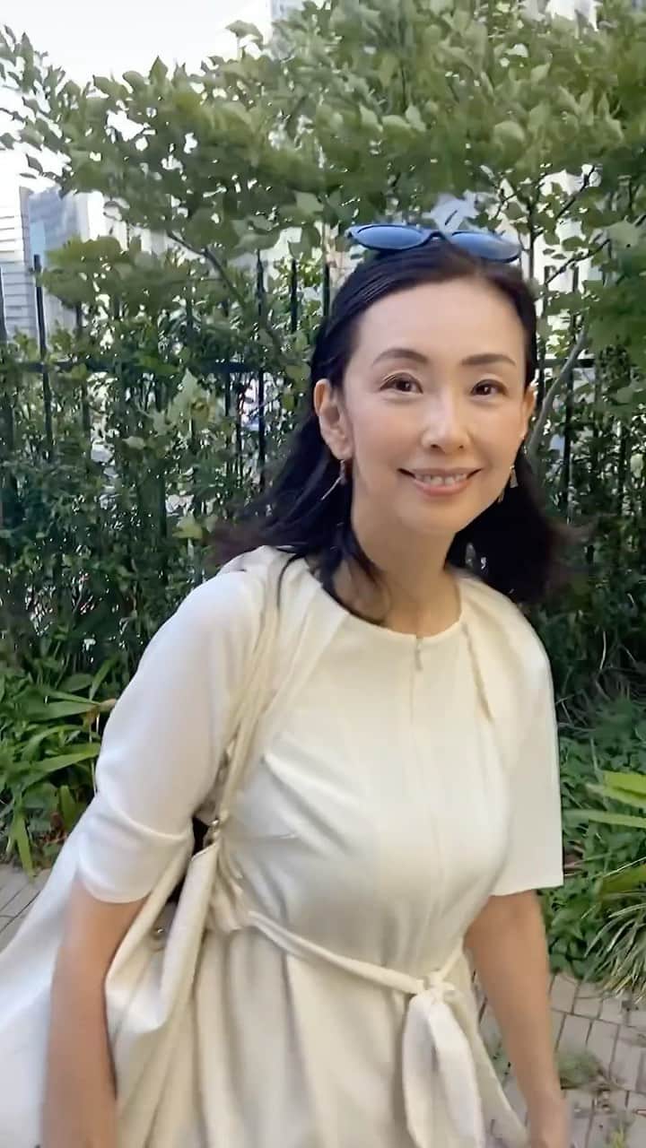 田村翔子のインスタグラム：「虎ノ門で仕事の後、ビルの屋上を少しお散歩。 これくらい緑が多いと気持ちいいですね😊  #虎ノ門#夏コーデ#お仕事#田村翔子#summerfashion#dress#ワンピースコーデ」