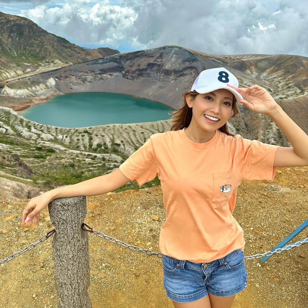 市原彩花さんのインスタグラム写真 - (市原彩花Instagram)「Mt. Zao⛰️  蔵王のお釜⛰️ 山形と宮城の県境にあるお釜(オカマ)🤭 子供の時ぶりに来た！ 噴火で窪んだところに水が溜まってて、とっても神秘的な色してるんだぁ🧚‍♀️ 11月〜4月頃は雪で行けないのでHPでチェックしてから行ってね🏔️  今夜は家族で蔵王温泉に泊まりま〜す♨️ ミーミューズのアカウントで宿からライブ配信もするよ😉  #蔵王#蔵王のお釜#お釜#蔵王エコーライン#zao#yamagata#山形#山形観光#山形旅行#宮城#宮城観光#宮城旅行#国内旅行#東北旅行#東北観光#japantravel#japan#japantrip#山形出身」9月2日 17時32分 - ayaka_ichihara