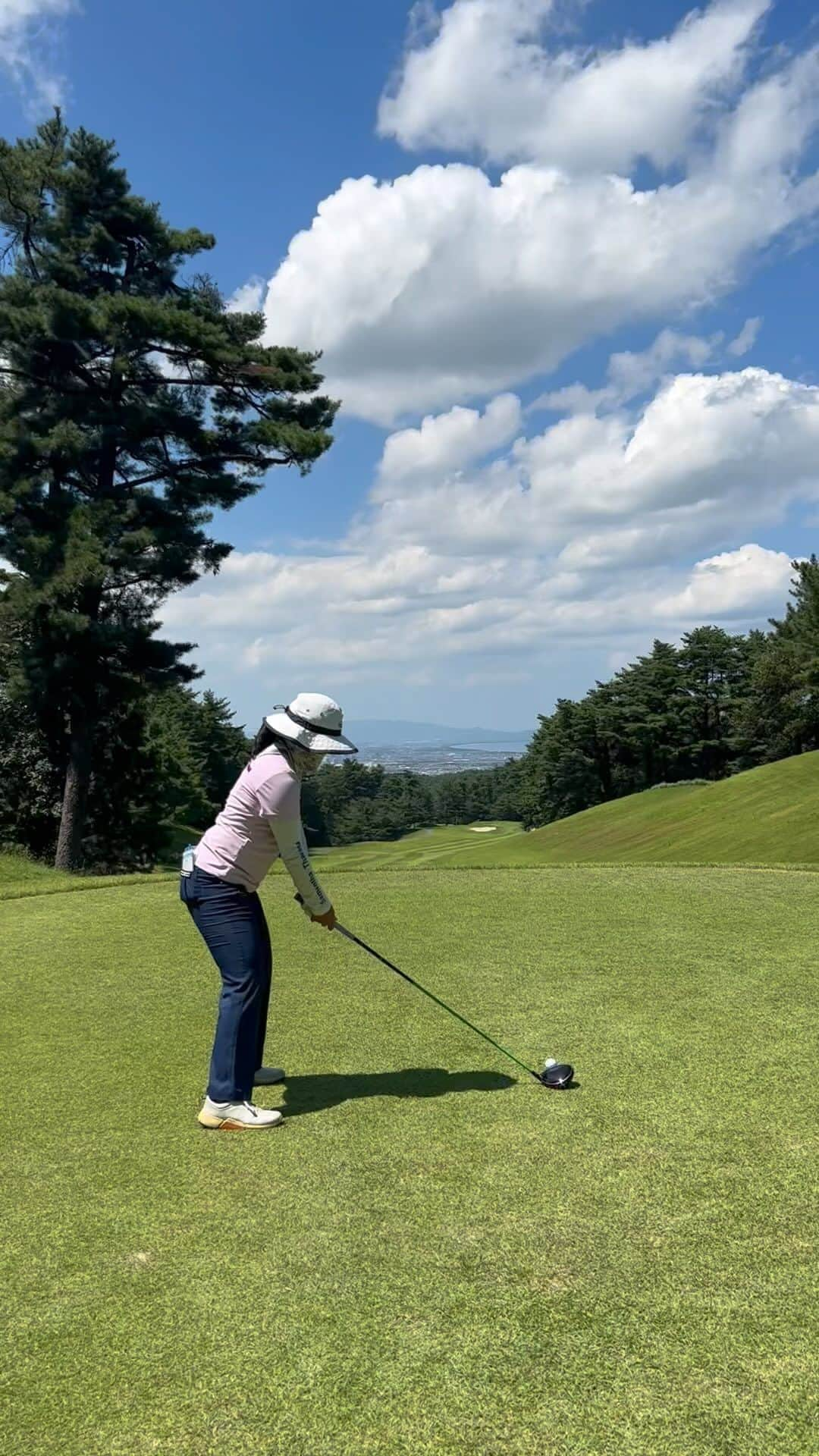 山村彩恵のインスタグラム：「⛳️ 山陰ご縁むす美レディースが終わりました！  1打落ち。 2日間、ショットがパラッパラでしたが 改善されたりいいとこも沢山ありました！  最終日やれなくて悔しいので 次の山陽新聞レディースまでに しっかり身体整えていい準備を していきます🔥  応援ありがとうございました！！ 自分らしく楽しむことを忘れずに やっていきます👍👍  写真撮ってなかったので練ランの日の動画で👆(このショットが試合も含めた3日イチよかった笑) 試合以外は今年から日焼け対策頑張ってます笑  #山陰ご縁むす美レディース  #大山平原ゴルフクラブ」