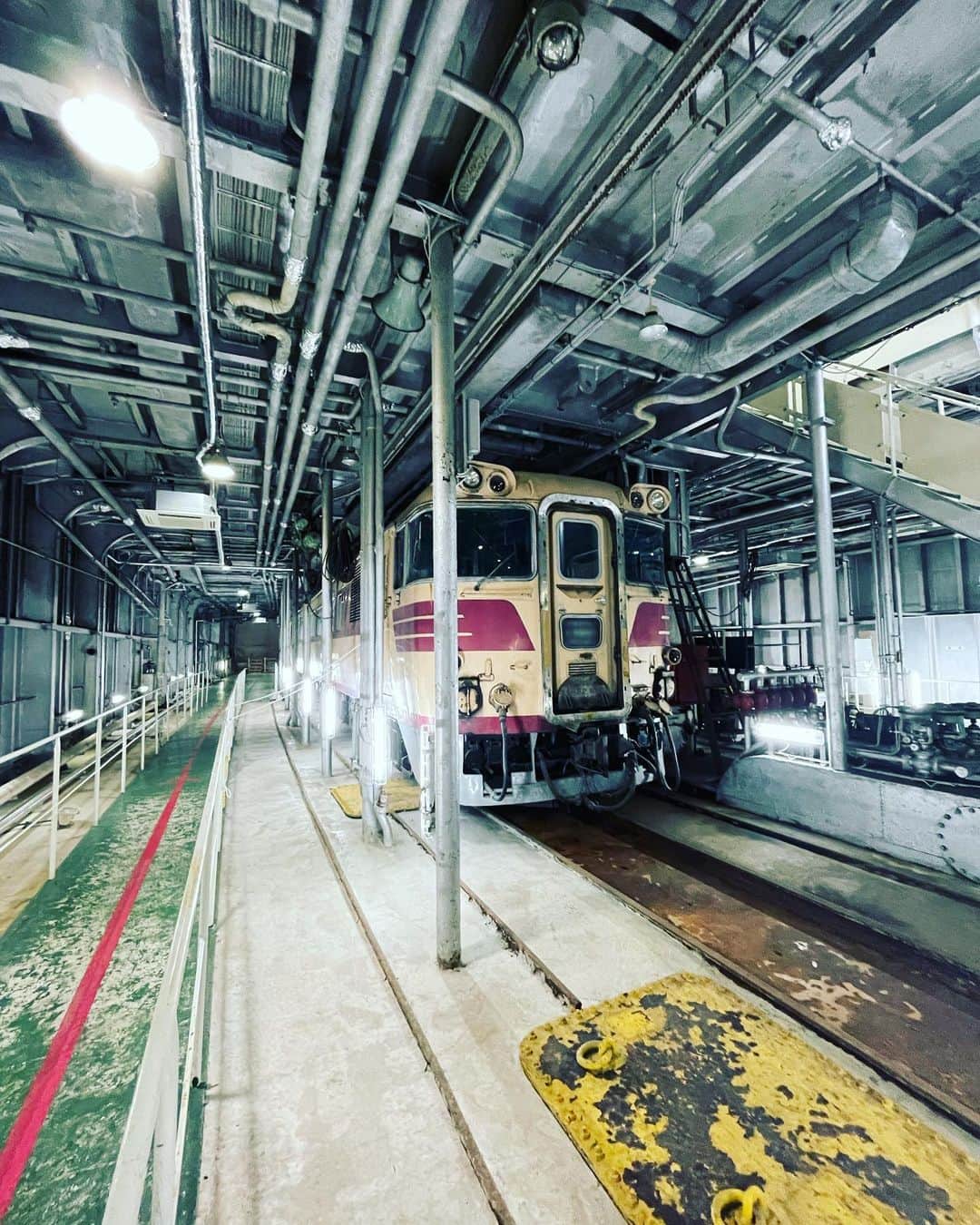 本間憲さんのインスタグラム写真 - (本間憲Instagram)「こういうの好きな人あまりいないと思いますが  #鉄  #鉄道　#船　#パイプ  #エンジン」9月2日 17時25分 - homma_______t