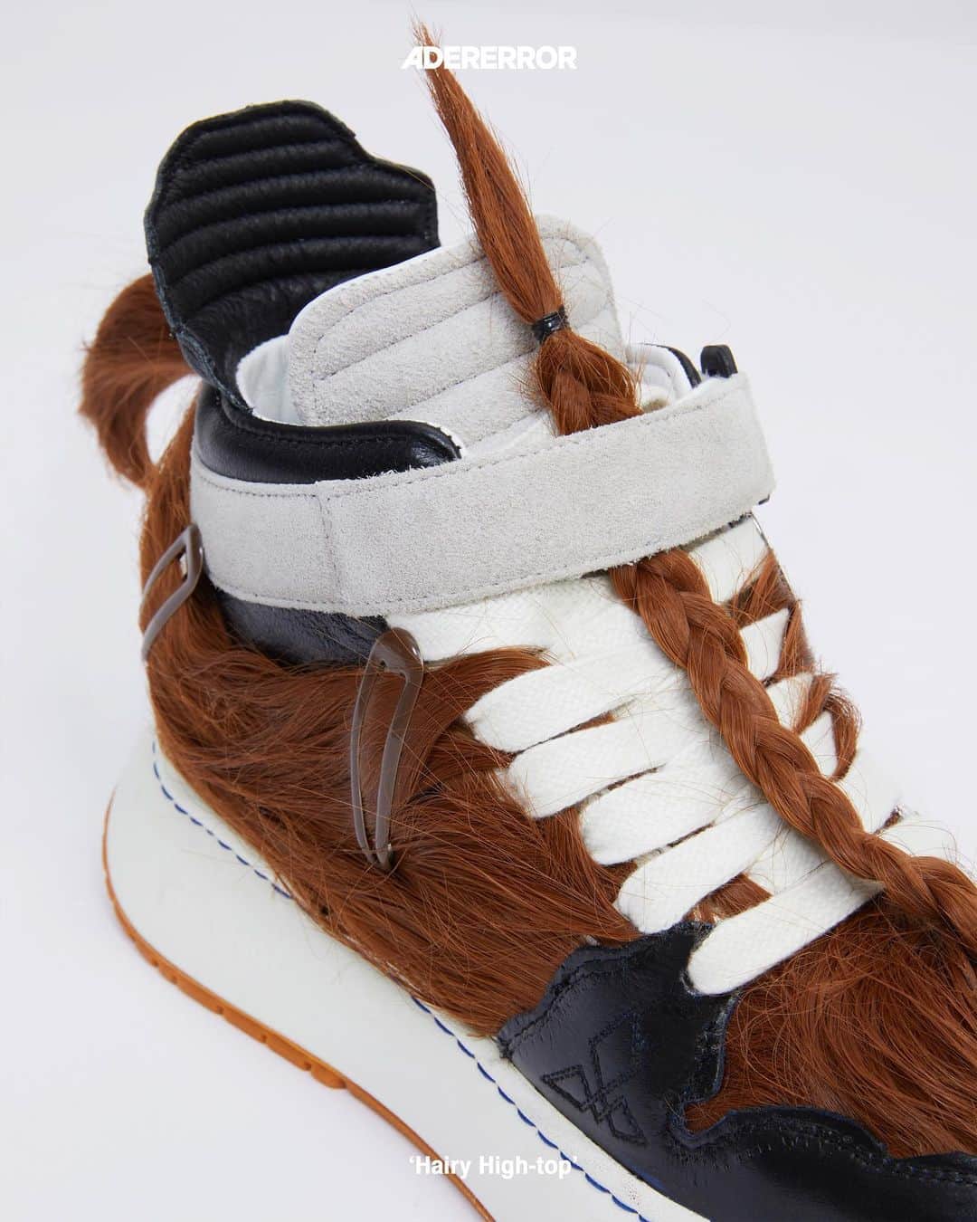 ADER errorさんのインスタグラム写真 - (ADER errorInstagram)「[‘Draw Your Line’ Project] Meet the "Hairy High-top", the second object artwork in our Draw Your Line project with artist Canyaon (@canyaon). Inspired by the sneaker as a means of representing personal identity, it was combined with hair to create a new form.   Discover the different objects represented by ADER ERROR's sneakers.   Canyaon(@canyaon) 작가와 함께한 Draw Your Line 프로젝트의 두 번째 오브제, ‘Hairy High-top’을 만나보세요. 스니커즈가 개인의 정체성을 나타내는 수단이라는 점에서 영감을 받아 머리와 결합하여 새로운 형태로 구성되었습니다.   아더에러의 스니커즈로 표현된 다양한 오브제들을 만나보세요.   #ADERLog #DrawYourLine」9月2日 17時27分 - ader_error