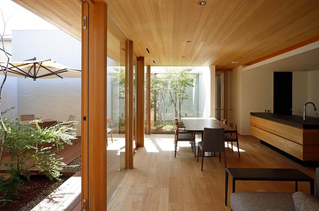 kisetsuさんのインスタグラム写真 - (kisetsuInstagram)「OPEN HOUSE【安城市】  住宅街で開放感を実現した　中庭のある平屋  予約の枠に限りがありますので、お早めにご予約ください。  ◾️◾️予約制◾️◾️  開催日:  9/16(土)、17(日) 時間:  10:00〜17:00  ご希望日時を、ホームページ　　　 www.kisetsu-j.jp から、ご連絡ください。  詳細については、ご予約完了後にお伝えいたします。  威張りすぎる事なくしっかりと主張した外観デザインと、 まるでリゾート地にいるような居心地のいいリビング。  モダンで開放感のある平屋を ぜひこの機会にご体感ください。  「夢」や「こだわり」を形にする お手伝いをさせていただきたい。  そんな思いで家づくりを追求し続けているのが、 私たちkisetsuです。  #kisetsu #高級住宅 #リゾートホテル #リゾートインテリア #リゾートライフ #リゾートスタイル #リゾート住宅 #ホテルライク #ホテルライクインテリア #デザイナーズ住宅 #邸宅 #別荘 #平屋 #注文住宅 #自由設計 #木造住宅 #工務店 #注文住宅 #設計事務所 #中庭 #建替え #建築家 #建築デザイン #モデルハウス」9月2日 17時40分 - kisetsu6644
