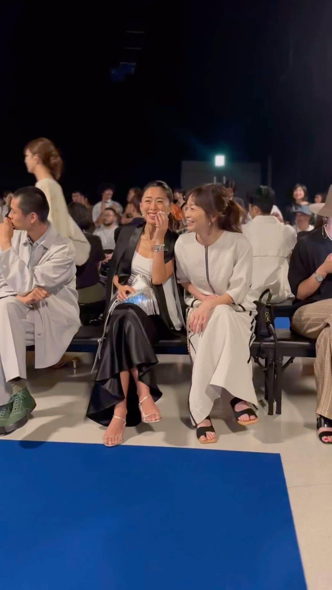 野沢和香のインスタグラム：「@cinoh_official のshowへ🐬 遊び心溢れるお洋服と、生演奏のRockな夜😆 大好きな仲間にも沢山会えて💕 パワーチャージな９月のはじまりでした🌙  お隣は純ちゃん　@junsatoidea お向かいは五明さん　@gomyoyuko マキサヤ　@makinosaya  マリアちゃん @mariakamiyama  多毛仲間のイナトモちゃんもいて @ina_tomo  皆の　CINOHの着こなしをみるのも楽しかった🩵」