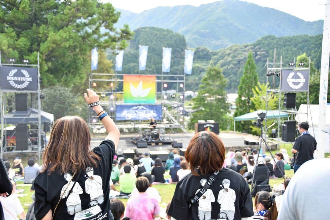 島田市さんのインスタグラム写真 - (島田市Instagram)「川根町の天王山公園で音楽フェス「BIGNATURE」が開催されました。 今回で21回目の開催。県内外のお客さんが音楽に合わせ、手を振ったり、手拍子をしたりして、盛り上がっていました。  #島田市 #shimada #川根町 #kawane #川根 #音楽フェス #BIGNATURE」9月2日 17時41分 - shimadacity_shizuoka_official
