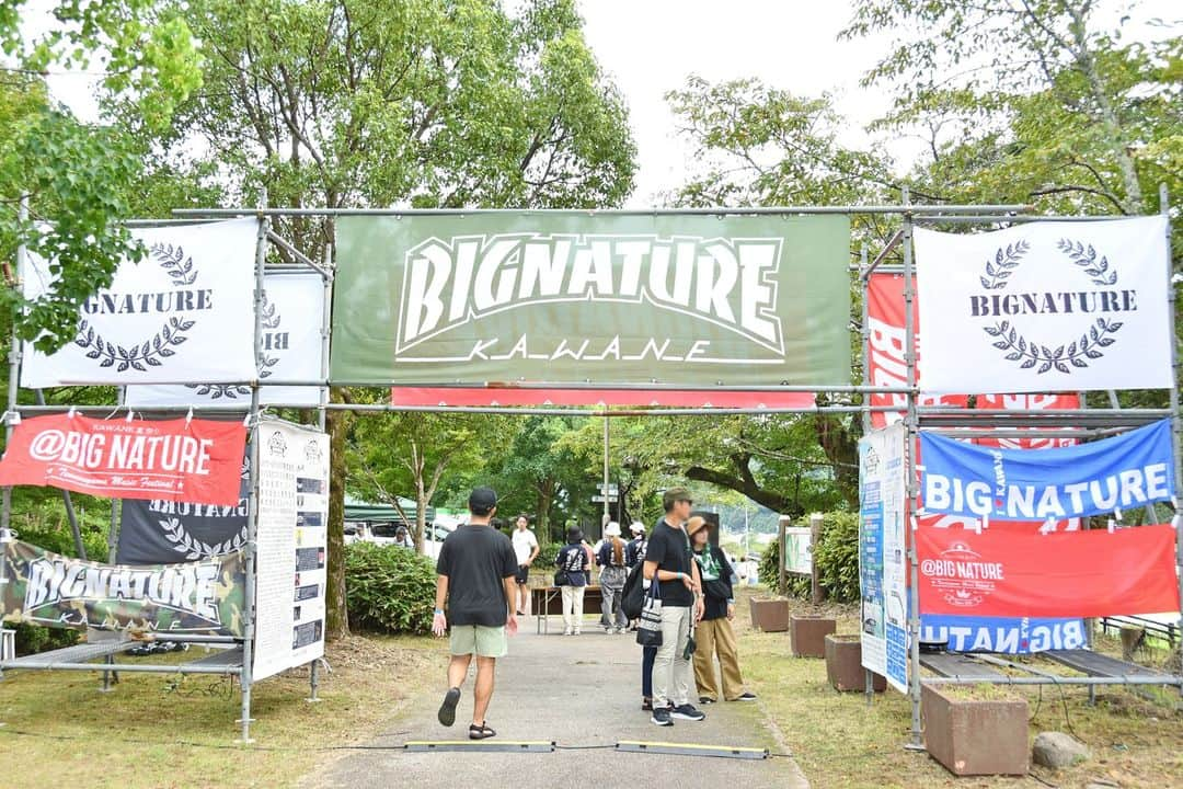 島田市のインスタグラム：「川根町の天王山公園で音楽フェス「BIGNATURE」が開催されました。 今回で21回目の開催。県内外のお客さんが音楽に合わせ、手を振ったり、手拍子をしたりして、盛り上がっていました。  #島田市 #shimada #川根町 #kawane #川根 #音楽フェス #BIGNATURE」