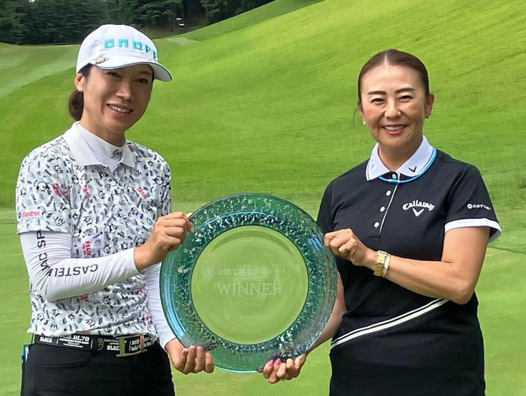 佐伯三貴さんのインスタグラム写真 - (佐伯三貴Instagram)「ステップアップツアー第13戦⛳️  山陰ご縁むす美レディースのコースセッティング、解説を務めさせていただきました⛳️❤️  今年のセッティングテーマは総合力とメリハリ。  次週がレギュラーツアーがメジャー大会ということでそれにも負けないセッティングを目指して大山平原ゴルフクラブのコース管理の皆様には多大なるご協力をして頂き3日間グリーンコンディションが変わらない素晴らしい管理をしていただきました🥺  猛暑で大変な中、本当にありがとうございました😭  そして優勝された李知姫プロ本当におめでとうございます❤️❤️❤️❤️❤️😭  23年ぶりのステップアップツアーでの初優勝は本当に素晴らしかったです🥰  来週のメジャー大会の歴代チャンピオンでもある知姫オンニ頑張ってください😍  記念に写真も撮らせて頂きました❤️❤️  沢山会場に駆けつけてくださったギャラリーの方もありがとうございました😊  あと3日間共に実況して下さった小西綾子さん、三浦桃香プロありがとうございました🥰」9月2日 17時37分 - threeprecious