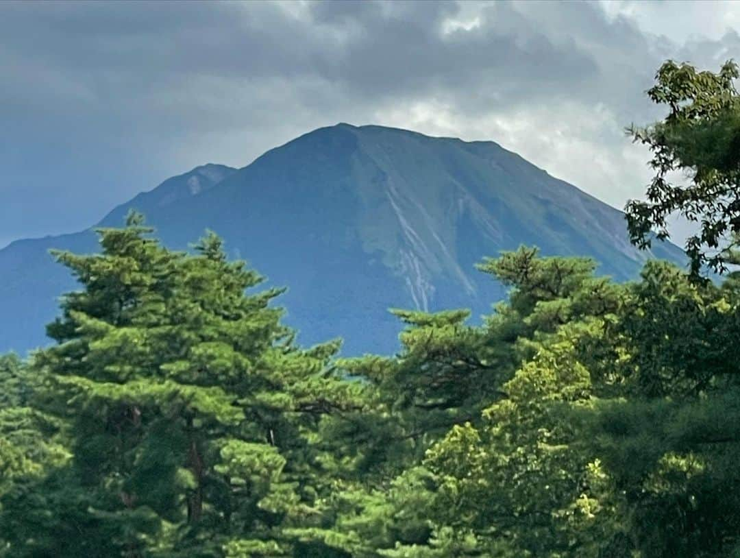 佐伯三貴さんのインスタグラム写真 - (佐伯三貴Instagram)「ステップアップツアー第13戦⛳️  山陰ご縁むす美レディースのコースセッティング、解説を務めさせていただきました⛳️❤️  今年のセッティングテーマは総合力とメリハリ。  次週がレギュラーツアーがメジャー大会ということでそれにも負けないセッティングを目指して大山平原ゴルフクラブのコース管理の皆様には多大なるご協力をして頂き3日間グリーンコンディションが変わらない素晴らしい管理をしていただきました🥺  猛暑で大変な中、本当にありがとうございました😭  そして優勝された李知姫プロ本当におめでとうございます❤️❤️❤️❤️❤️😭  23年ぶりのステップアップツアーでの初優勝は本当に素晴らしかったです🥰  来週のメジャー大会の歴代チャンピオンでもある知姫オンニ頑張ってください😍  記念に写真も撮らせて頂きました❤️❤️  沢山会場に駆けつけてくださったギャラリーの方もありがとうございました😊  あと3日間共に実況して下さった小西綾子さん、三浦桃香プロありがとうございました🥰」9月2日 17時37分 - threeprecious