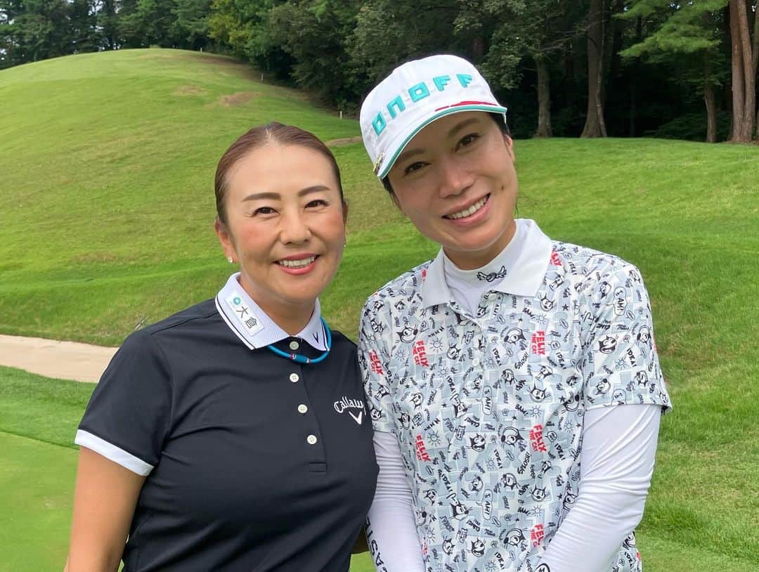 佐伯三貴のインスタグラム：「ステップアップツアー第13戦⛳️  山陰ご縁むす美レディースのコースセッティング、解説を務めさせていただきました⛳️❤️  今年のセッティングテーマは総合力とメリハリ。  次週がレギュラーツアーがメジャー大会ということでそれにも負けないセッティングを目指して大山平原ゴルフクラブのコース管理の皆様には多大なるご協力をして頂き3日間グリーンコンディションが変わらない素晴らしい管理をしていただきました🥺  猛暑で大変な中、本当にありがとうございました😭  そして優勝された李知姫プロ本当におめでとうございます❤️❤️❤️❤️❤️😭  23年ぶりのステップアップツアーでの初優勝は本当に素晴らしかったです🥰  来週のメジャー大会の歴代チャンピオンでもある知姫オンニ頑張ってください😍  記念に写真も撮らせて頂きました❤️❤️  沢山会場に駆けつけてくださったギャラリーの方もありがとうございました😊  あと3日間共に実況して下さった小西綾子さん、三浦桃香プロありがとうございました🥰」