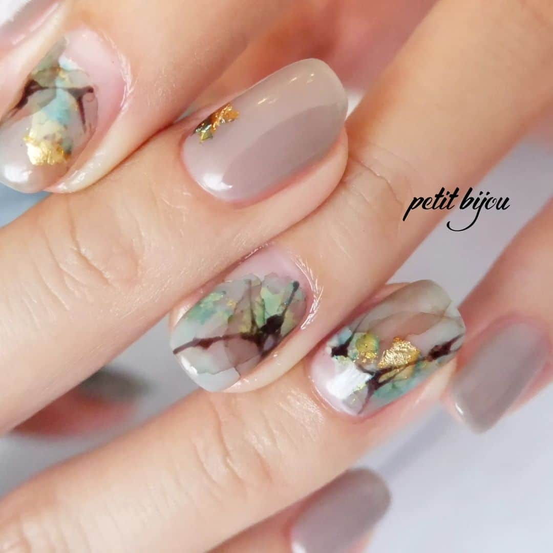 ayumiのインスタグラム：「...⁡ ⁡.⁡ ⁡秋を感じるスモーキーカラーで。⁡ ⁡⁡ ⁡.⁡ ⁡#petitbijou_nail」