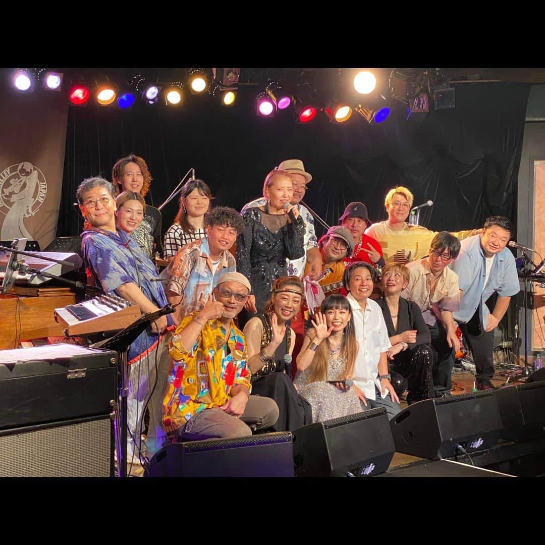 のインスタグラム：「神谷えりさんによるDisco dance hits✨🪩  最高にアツく盛り上がりました！ お越しいただいた皆さまありがとうございました🙏  ご機嫌なオーディエンスの皆さんの楽しそうに踊り狂う姿を見られたことがなににも変えられないご褒美でした🥰💃🕺 人それぞれの、いつかの記憶や気分を鮮やかに蘇らせてくれる音楽のパワー。やっぱりすごい✨  えりさんを筆頭に、素敵なミュージシャンの皆さまと大好きな曲ばかりをメドレーで演奏できて、自分自身が心から楽しんでしまった😭🎉 えりさん、皆さま、本当にありがとうございました🙏🧡  笑いの絶えないこの現場は、最後の最後、記念撮影まで面白すぎました🤣 沢山の方向から撮られた、みんなが様々なところを向いてる画(笑) 記念に全角度載せておこうっと📷  会場に中塚武さんからの温かいお気持ちのこもった花束も届き、とても感激しました😭💐✨ 中塚さんありがとうございました🥹🙏  そして、昨日の衣装もまたまた @stylings_official の美しいシルバーのニットドレスを✨ えりさんが選んでくださいました😍🙏  もうすぐ夏が終わってしまうのかなぁ、少しづつ涼しくなってきているような気がします。 まだまだ最後まで味わい尽くしましょう〜🌞🍉🏝️」