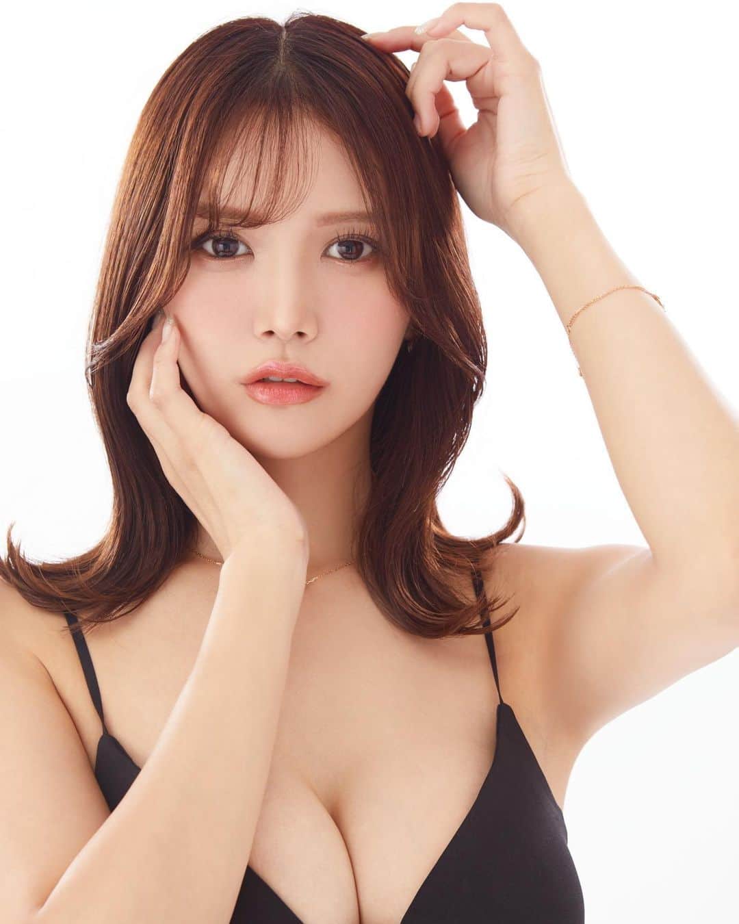 森のんののインスタグラム：「アップver.🩵🪽 ちょっと前髪くずれちゃっているけど😮‍💨」