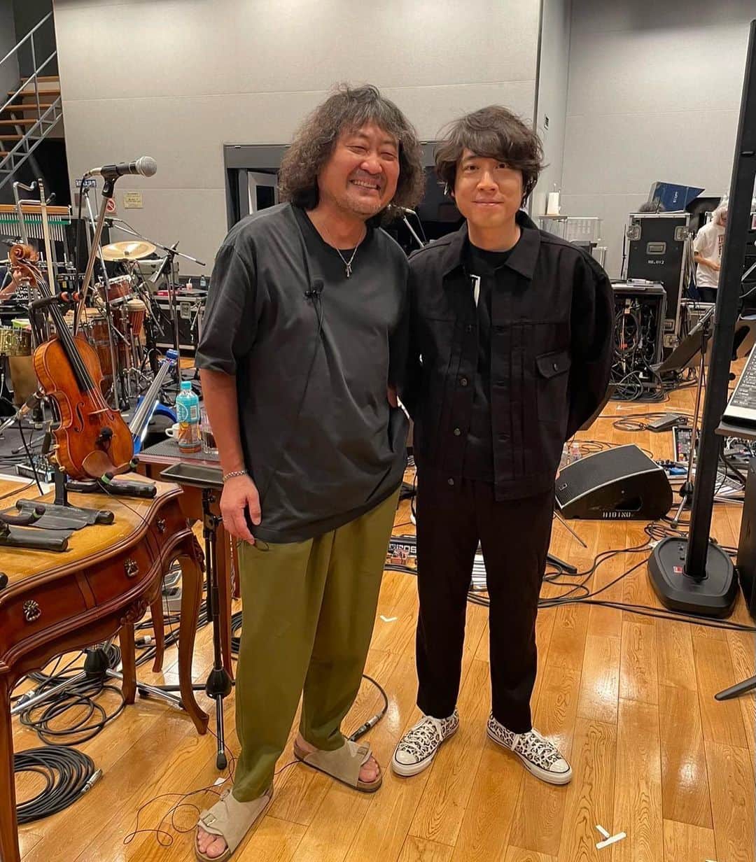 葉加瀬太郎のインスタグラム：「葉加瀬太郎コンサートツアー2023 THE SHOW TIMEのスタジオリハーサルが終了しました🎻 この後はホールでのリハーサルが始まります。  スーパーバンドもいい感じですよん😊 田中義人が50歳になり、ついにバンドメンバーから40代がいなくなりました。今年の平均年齢は？笑  9月8日の初日までカウントダウン。 お楽しみに〜👋  #葉加瀬太郎 #葉加瀬太郎コンサートツアー2023 #THESHOWTIME」
