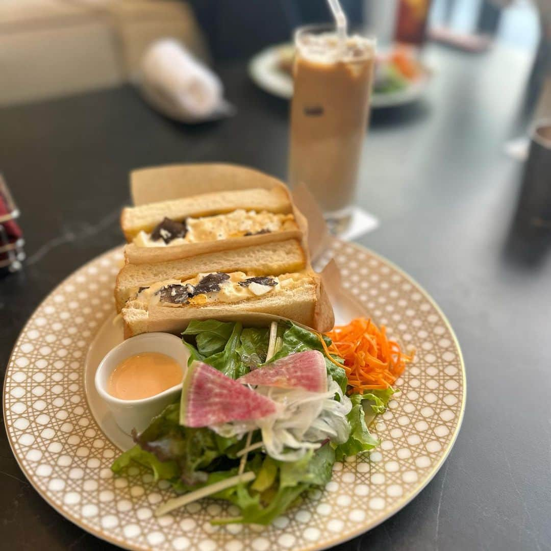 早川茉希さんのインスタグラム写真 - (早川茉希Instagram)「👗🖤 今年は特別長くて暑い夏😳☀️  一目惚れした @diagramofficial の秋物ワンピは 残暑が厳しい今から着られて嬉しい🥹💕  早速、お友達との朝活に着て行きました🥰🥪  バイカラーで背中のデザインも 可愛いのです🖤  秋冬は薄手のニットを重ねて 一年中活躍しそう❤️‍🔥  #diagram #ダイアグラム #2023aw #ワンピース #ワンピースコーデ #30代コーデ #イエベ春 #骨格ウェーブ #顔タイプエレガント #朝活 #素敵なラウンジ #充実した一日のスタート☕️」9月2日 17時44分 - maki_hayakawa