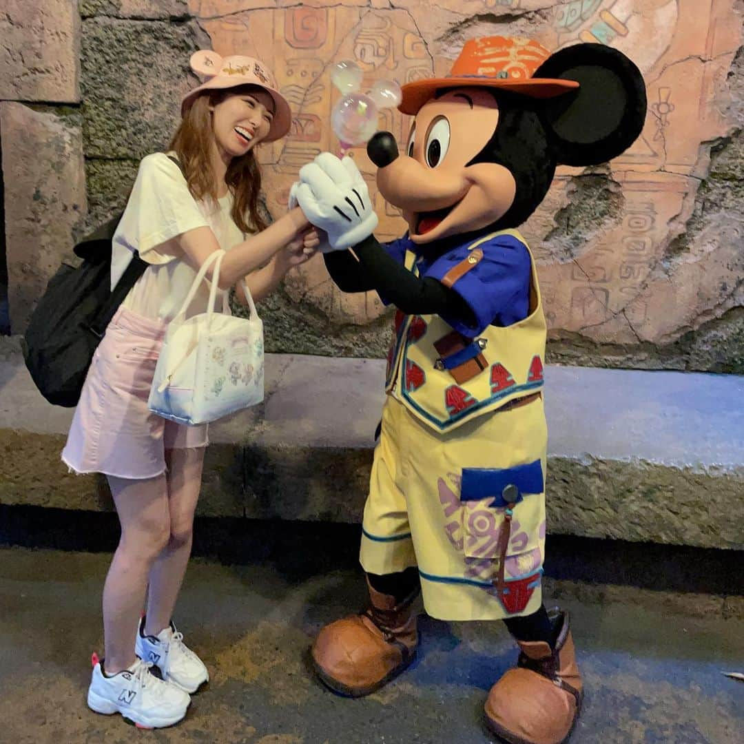 橘ゆりかさんのインスタグラム写真 - (橘ゆりかInstagram)「💞💛💞💛 ⁡ ⁡ キャラクターとのグリーティングしあわせ🥹🌈 ⁡ あとで写真見返したら私ってこんなに笑うんだって感じさせてくれてこんな表情を引き出してくれてありがとうしかない笑❣️ ⁡ ⁡ ミニーちゃん 東京ドロンパ ラスカル 推しキャラ3枚並べられて達成感✊ ⁡ ⁡ ⁡ #キャラグリ #ミニーちゃん #ミッキー #橘ゆりか #荷物多い #トレイル #東京ディズニーシー #ディズニーシー #tdr #tds #ディズニー40周年」9月2日 17時47分 - yuricalcal